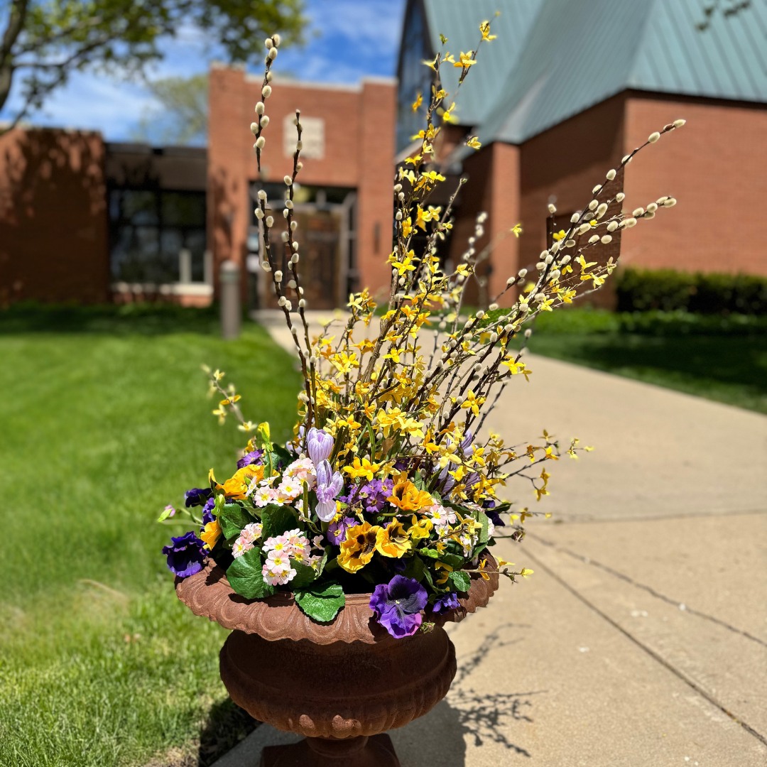 Easter service vibe check! What's Easter like at St. James? Here are a few pictures that help tell the story. You'll find a friendly atmosphere, genuine people, great music and lots of flowers! Everyone is welcome here.
Join us at 10:00 am on Sunday, April 5th in-person or online.
https://www.stjameslutheran.org/livestream
#eastervibes #lakeforestil #lakebluffillinois #lutheran #stjameslutheranlakeforest