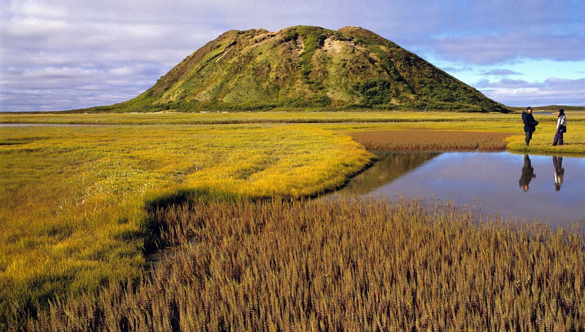 On this #TukTuesday, we are wondering who has seen a Pingo*!
Or is it on your bucket list? 🔽
*pingo, dome-shaped hill formed in a permafrost area when the pressure of freezing groundwater pushes up a layer of frozen ground.
#inuviktourism #Inuvik #pingo #Tuk