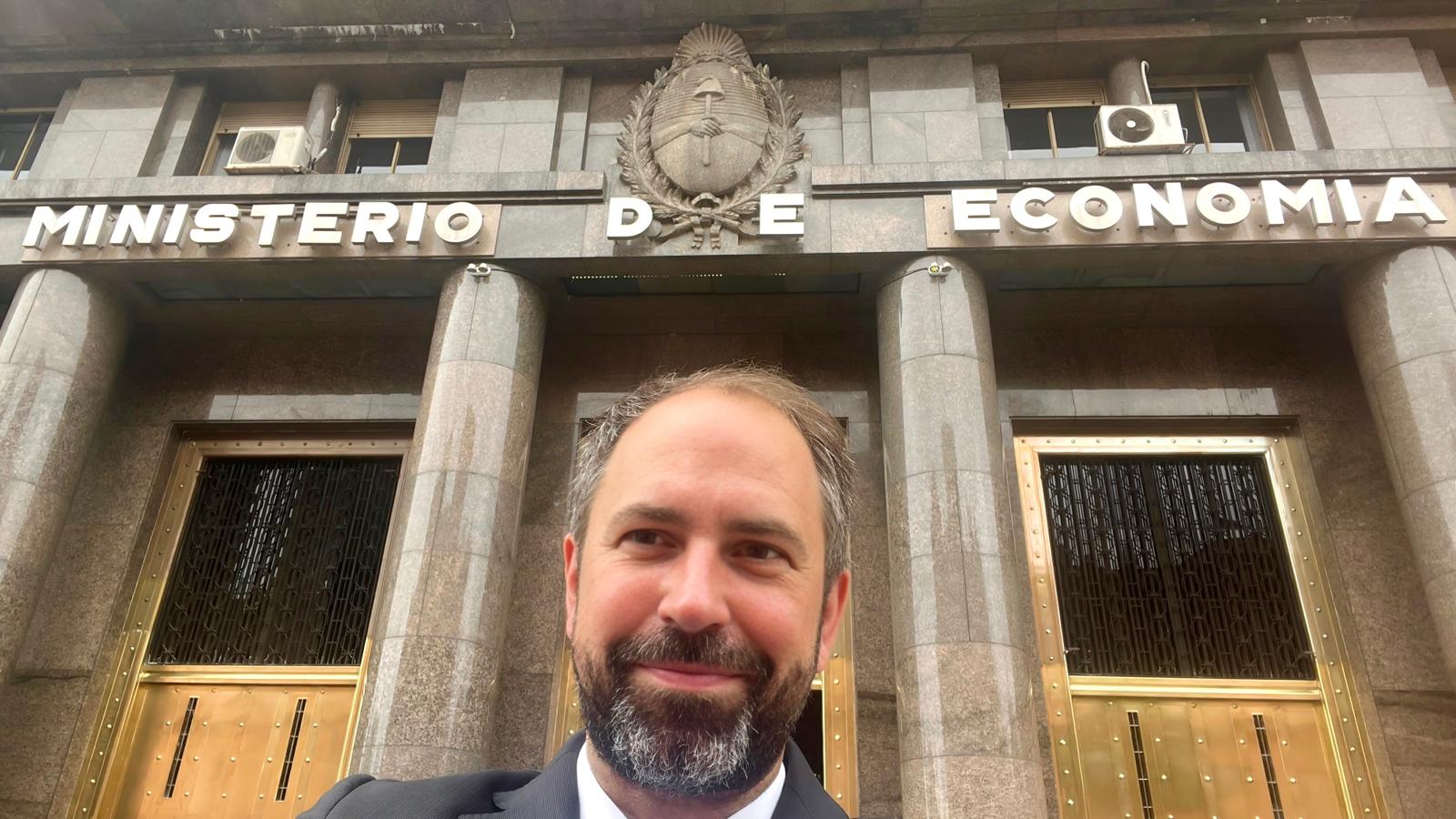 Da bewahrt er seine Kettensäge auf ☝🏻 @javiermilei|s Wirtschaftspolitik funktioniert: Inflation und Armut sinken, die Wirtschaft wächst und das Land hat eine bemerkenswerte Dynamik entwickelt.
Zeit auch für uns den Wasserkopf abzubauen, den Staat auf das Wesentliche zu beschränken, Indoktrination in Schule und Wissenschaft und den Zugang illegaler Migranten in unsere Sozialsysteme zu beenden.
Zeit für Deutschland 💪🇩🇪
@alice.weidel @mineconomia_ar
@opra @afd.bund @afdimeuparlament
@lalibertadavanzaoficial @sovereignnations_ep