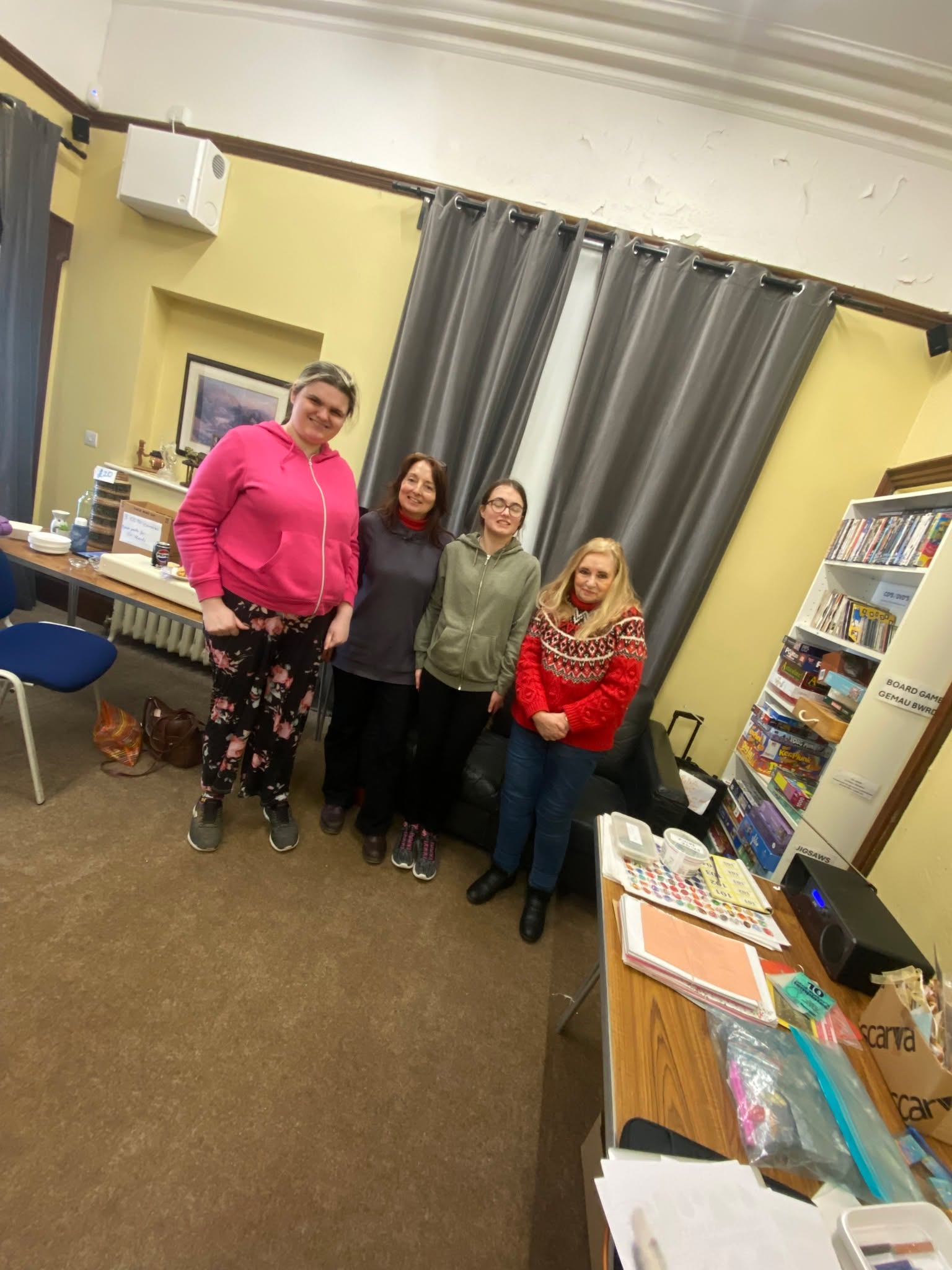 🌸 Spring Sale Success! 🌸
Thanks to our amazing volunteers who helped sort, set up, and run the stall, our Spring Sale raised £93.60 for the centre. Every penny raised helps support our activities, events, and community projects here at the centre. From room hire to workshops, your contributions make a real difference.
Interested in supporting future fundraising events or volunteering with us? Get involved and help make our community even stronger!
💌 Email: events@caerphillyminerscentre.org.uk
🌸 Llwyddiant Gwerthiant y Gwanwyn! 🌸
Diolch i'n gwirfoddolwyr anhygoel a helpodd i ddidoli, sefydlu a rhedeg y stondin, cododd ein Gwerthiant Gwanwyn £93.60 i'r ganolfan. Mae pob ceiniog a godir yn helpu i gefnogi ein gweithgareddau, digwyddiadau a phrosiectau cymunedol yma yn y ganolfan. O logi ystafelloedd i weithdai, mae eich cyfraniadau'n gwneud gwahaniaeth gwirioneddol.
Oes gennych ddiddordeb mewn cefnogi digwyddiadau codi arian yn y dyfodol neu wirfoddoli gyda ni? Ymunwch a helpwch i wneud ein cymuned hyd yn oed yn gryfach!
💌 E-bost: events@caerphillyminerscentre.org.uk