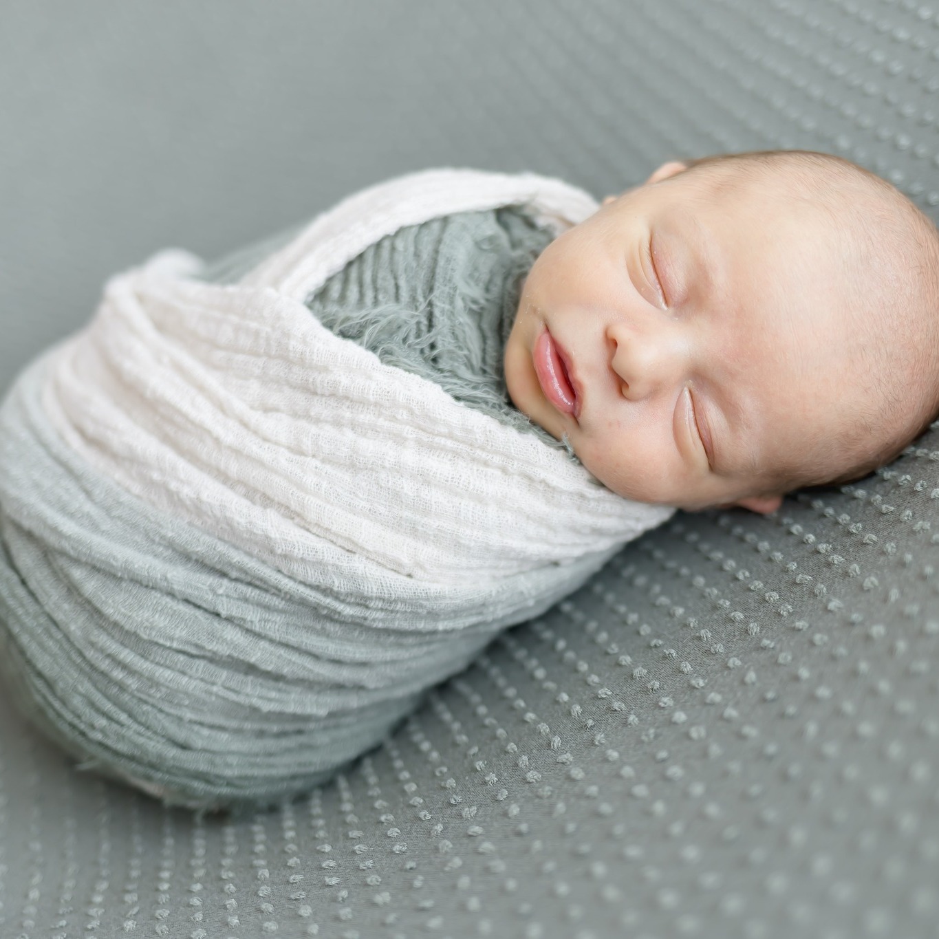 Tip: Expecting moms…
Book your newborn session while you’re pregnant. ;)
Due dates are placed on my calendar so I can hold space for baby’s arrival.