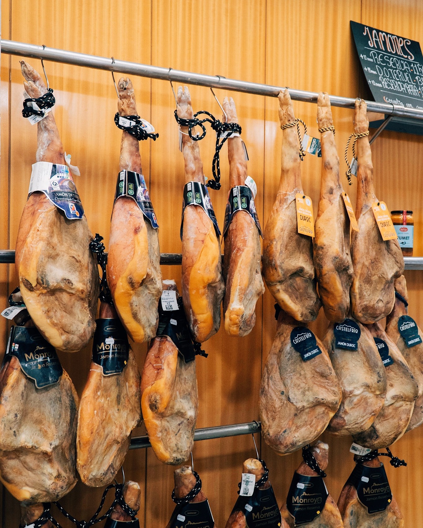 En Carnicería Robres creemos en lo cercano, en lo que se cuida y en lo que se hace bien 🥩🌿
Por eso, además de nuestra carne, encontrarás una selección de productos de proximidad y del territorio: elaborados con mimo, de calidad, ecológicos y con los mismos valores que nos definen.
Porque una buena compra no es solo elegir bien la carne, es completarla con productos que suman, que respetan y que saben a verdad.
¿Ya tienes tus imprescindibles? ✨
#robres #carniceriaecológicarobres #transhumancia #terneraecológica #castellón