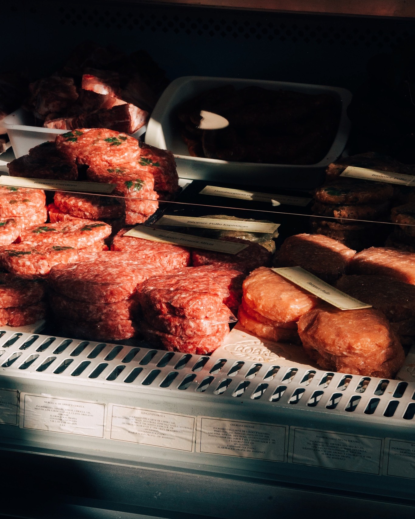 Siempre apetece una buena burger 🍔🔥
En nuestra carnicería las preparamos caseras, con carne de calidad y ese punto jugoso que marca la diferencia.
De ternera ecológica, de pollo, mixtas, con queso, de cordero… tienes para elegir la que más te guste (o probarlas todas 😉)
Listas para la plancha, la brasa o como prefieras. ¿Con cuál te quedas? 😏
#robres #carniceriaecológicarobres #transhumancia #terneraecológica #castellón