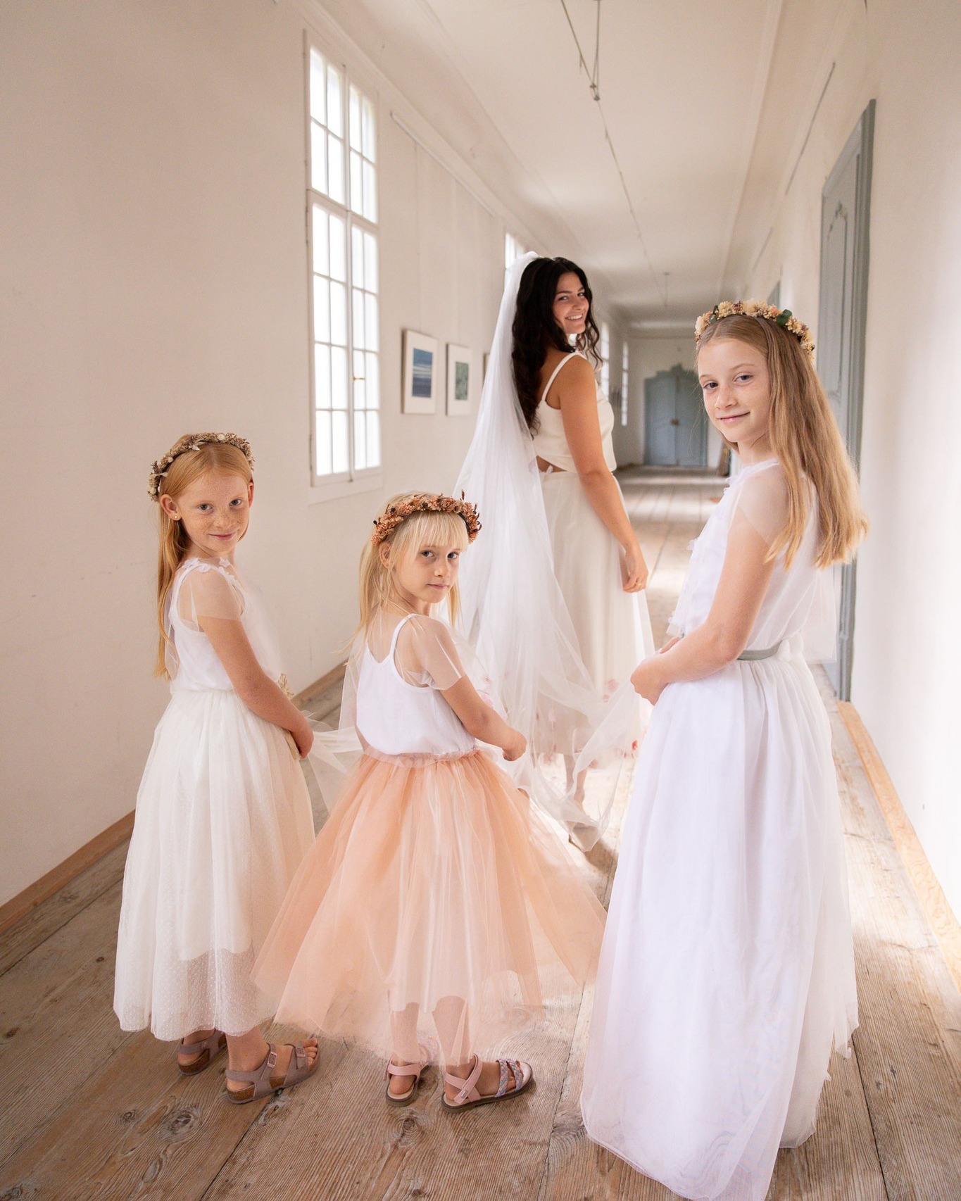 YULI Kreationen – für gross und klein 💛 Gemeinsam den schönsten Tag feiern ✨
#yulidesign #brautkleid #tüllliebe #slowfashion #hochzeit #hochzeitskleid #handmade #braut #blumenmädchen #madeingraubünden