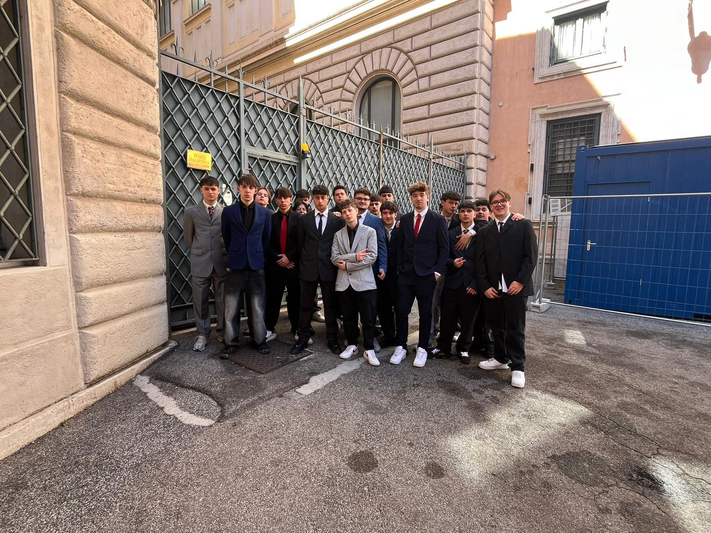 🇮🇹COSTITUZIONE 80:Radici e futuro🇮🇹
‼️È ancora in corso l’uscita didattica dei ragazzi che frequentano le classi quarta e quinta dell’I.T.T. MARCONI di Forlì sede di Sarsina .
Nelle giornate 8-9e 10 è prevista la visita a Roma, dove insieme agli insegnanti vengono percorsi i passi importanti per celebrare la nostra costituzione.
🇮🇹Il 9 pomeriggio, i ragazzi sono stati ricevuti in Senato per partecipare a un’udienza.
🇮🇹La visita è stata organizzata grazie all’intervento dell’onorevole Rosaria Tassinari.
🇮🇹I docenti che accompagnano i ragazzi e hanno organizzato questa formazione sul posto a Roma confermano l’estremo interesse di questa esperienza a tuttocampo resa possibile grazie anche alla nostra associazione che sostiene da sempre, la crescita della scuola di vallata e finanzia con successo il percorso educativo ‼️ #FuturoInsieme #AssociazioneImprenditoriValleSavio #ValleSavio #ittmarconimeccatronica #ValleDelSavio #formazionediqualità #sosteniamolascuola #Costituzione #costituzioneitaliana🇮🇹 #roma