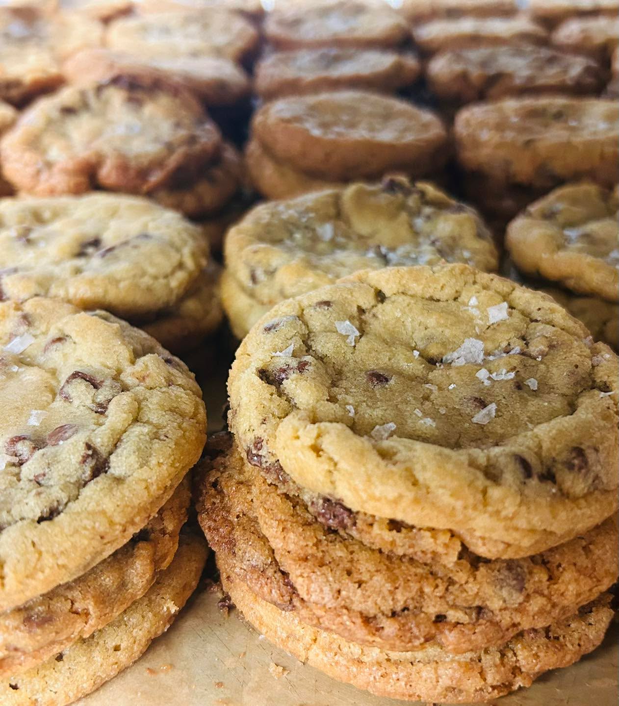 🍪Freshly baked Salted Chocolate Chunk Cookies! Enjoy in store at all Sidewall Pizza locations!
😋3 count of delicious cookies made with both chocolate chips & chocolate chunks and finished with sea salt!
🍨We highly recommend pairing them with our homemade ice cream!
#cookie #cookies #dessert #greenvillesc #gvltoday #greenville360