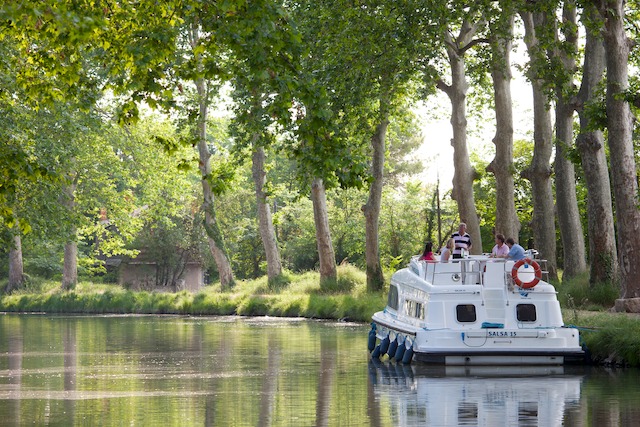 Southern France 🇫🇷 delivers one of the most iconic canal boating experiences in the world.
Think sun-drenched vineyards, medieval towns and castles, and long, leisurely lunches along the banks of the Canal du Midi. It’s a journey that blends culture, cuisine, and effortless exploration.
#customtravel #canalboat #canalboatlife #frenchcanalboatrental #canaldumidi
Photo credit: @leboatvacations