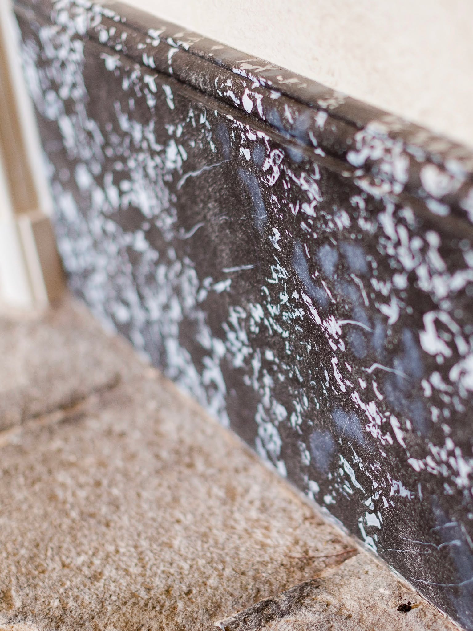 Décor classique français :
Plinthe en faux marbre sur sol en pierre et murs en fausse pierre.
🇬🇧Faux marble skirting board lining a stone floor and faux stone painted walls
#peintreendécor #fauxfinish #fauxmarble #frenchdecor #restaurationdupatrimoine #peinturemurale #peintureàlhuile #vanderkelenlogelain