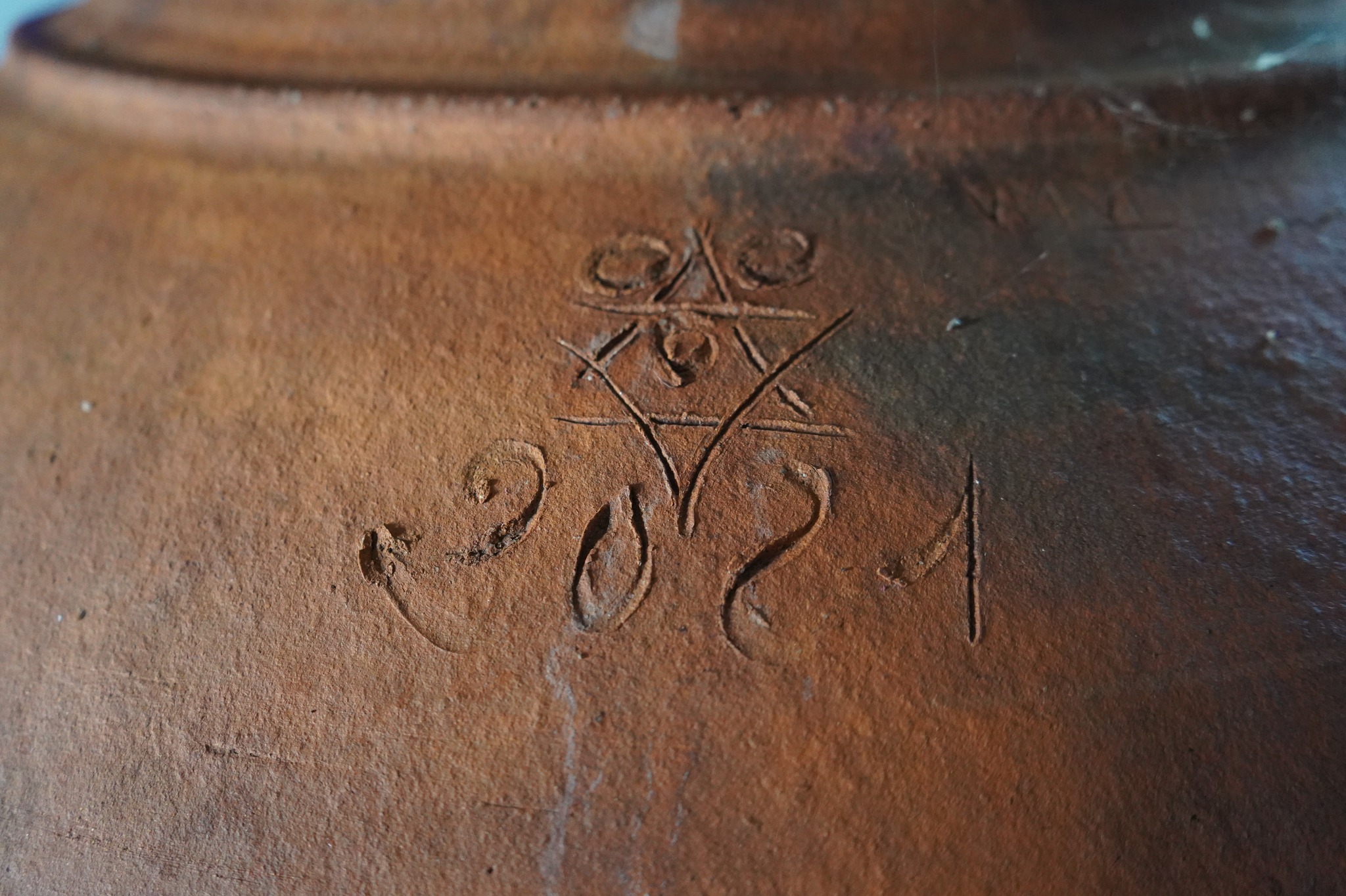 Marcado en arcilla.
Cada ánfora de nuestra bodega lleva una señal. No es decoración, es memoria. Una marca de quiénes somos y de dónde viene este vino, grabada en la misma arcilla que lo forma.
Marked in clay.
Every amphora in our cellar carries a sign. Not for decoration, but for memory. A mark of who we are and where this wine comes from, pressed into the same clay that shapes it.
חתום בחרס.
כל אמפורה במרתף שלנו נושאת סימן. לא לקישוט, אלא לזיכרון. סימן של מי שאנחנו ומאיפה היין הזה בא, טבוע באותה חרס שמעצב אותו.
#vinamemorias #clayamphora #winemaking #heritage #finewine