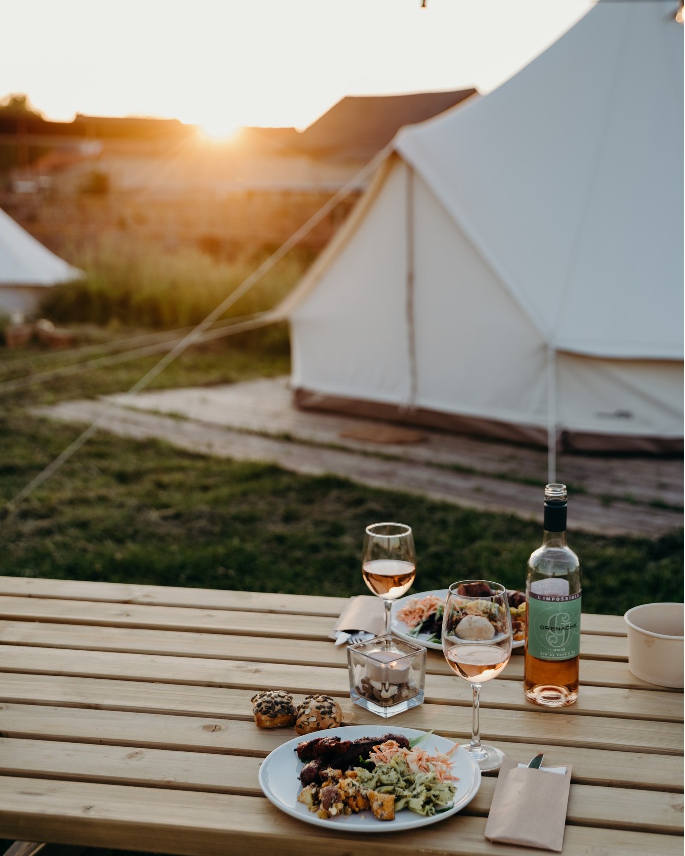 Nood aan een rustieke getaway met familie of vrienden?
Overnacht in één van onze luxe tipitenten en geniet van een heerlijke BBQ tijdens de zonsondergang met zicht op de Haspengouwse velden. 's Ochtends wacht je een heerlijk ontbijtje midden in de natuur om de dag goed te beginnen. 🥐🌿
👉 Ontdek de beschikbaarheden op onze website!
📷 @felixxboniface
#trouwfeest #evenement #kachetvenue #glamping