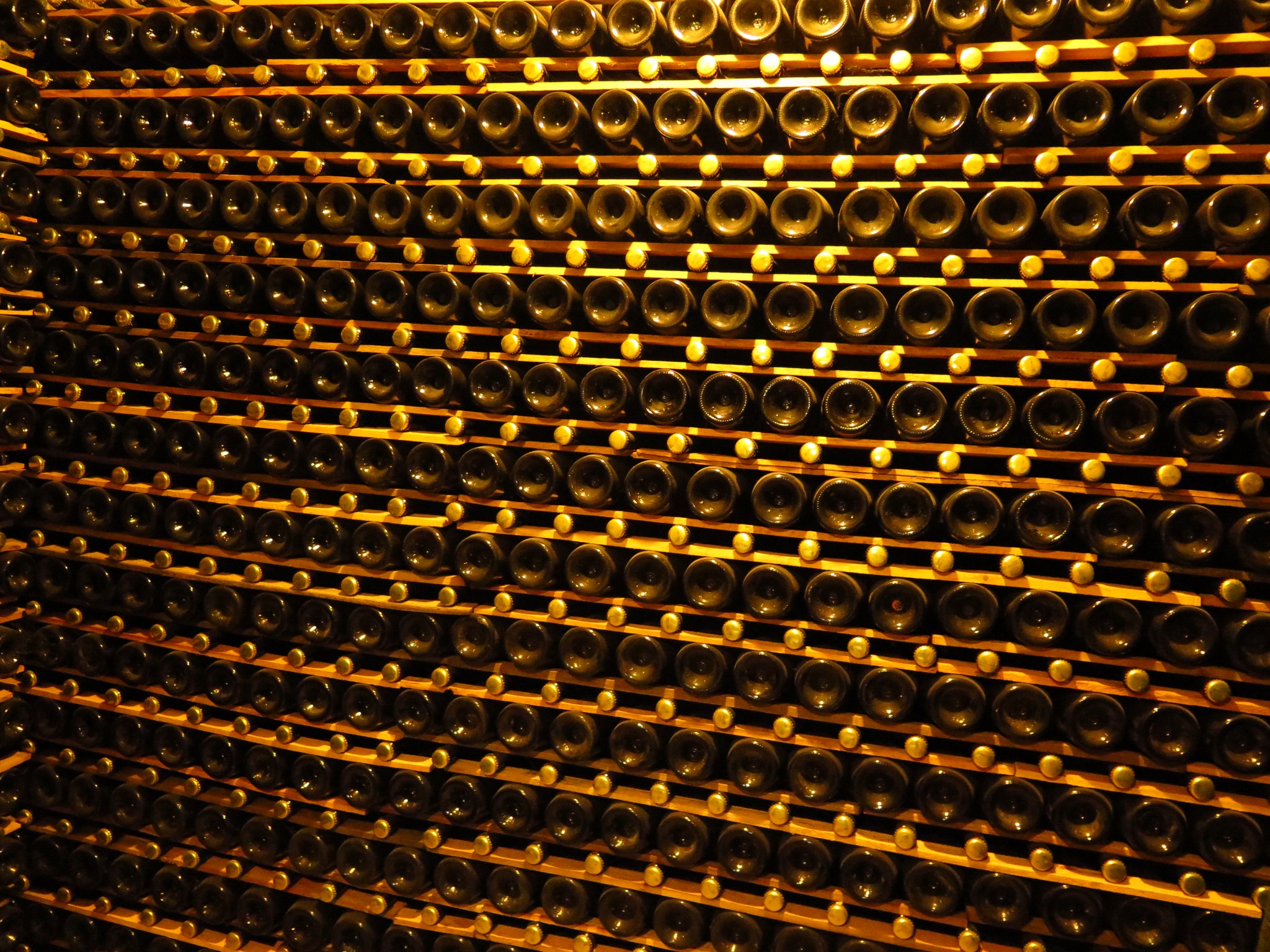 El tiempo como ingrediente.
En el interior de nuestra bodega, las botellas de Cava Requena reposan en rima, completando su crianza sobre lías según el método tradicional. No hay atajos. Solo paciencia y las condiciones que este lugar ofrece: frescor constante, oscuridad y silencio.
Time as an ingredient.
Inside our cellar, Cava Requena bottles rest en tirage, completing their ageing on lees in the traditional method. No shortcuts. Only patience and the conditions this place provides: constant coolness, darkness, and silence.
הזמן כמרכיב.
בתוך המרתף שלנו, בקבוקי קאבה רקנה נחים בהשכבה, משלימים את היישון על השמרים בשיטה המסורתית. בלי קיצורי דרך. רק סבלנות והתנאים שהמקום הזה מציע.
#vinamemorias #cavarequena #traditional #sparkling #finewine