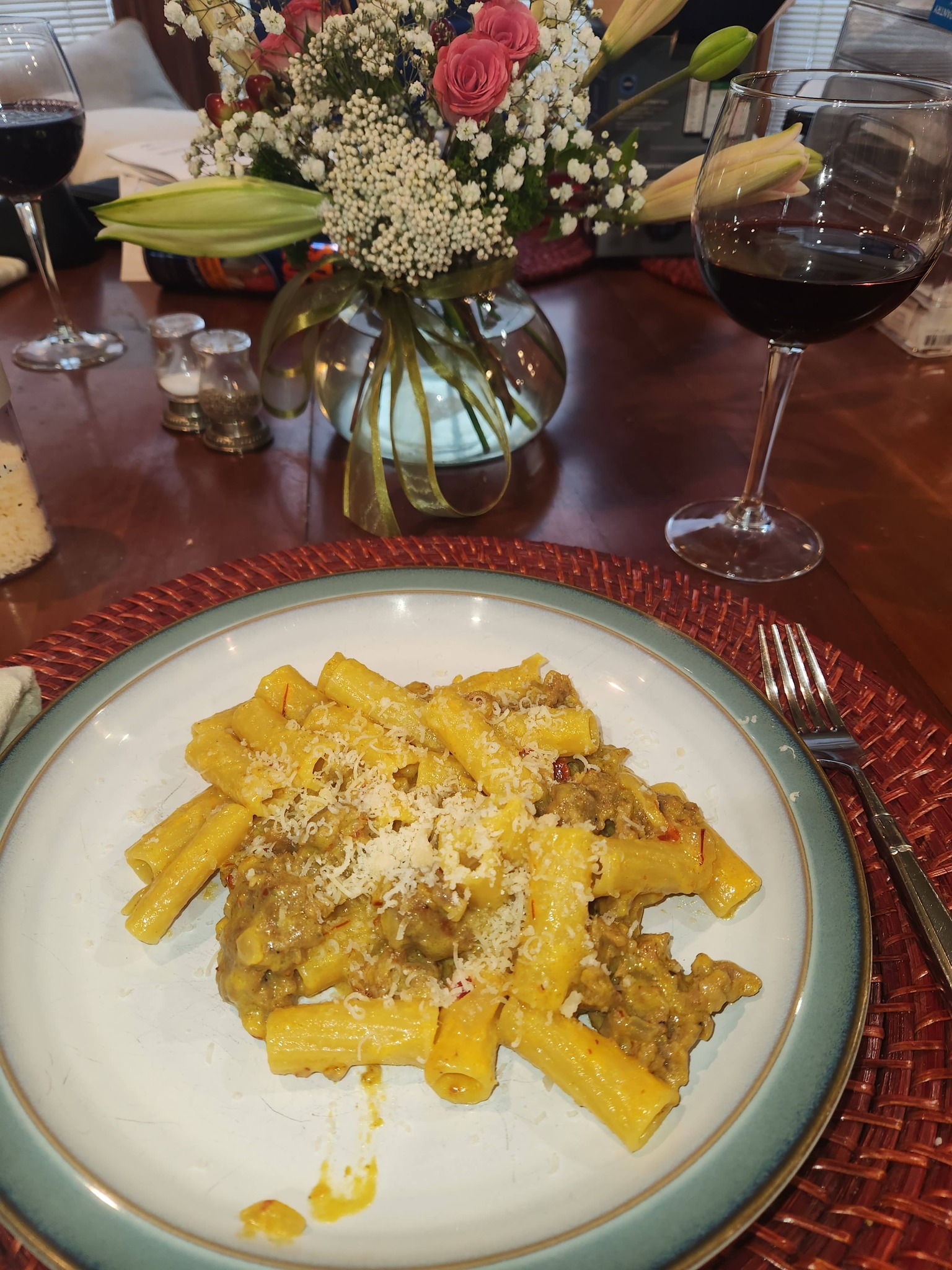 Mr. Smith has been in the kitchen!
I feel like it took me 2.8 seconds to devour...
Mezzi rigatoni with saffron crema and Italian sausage. ❤️
🤌😗