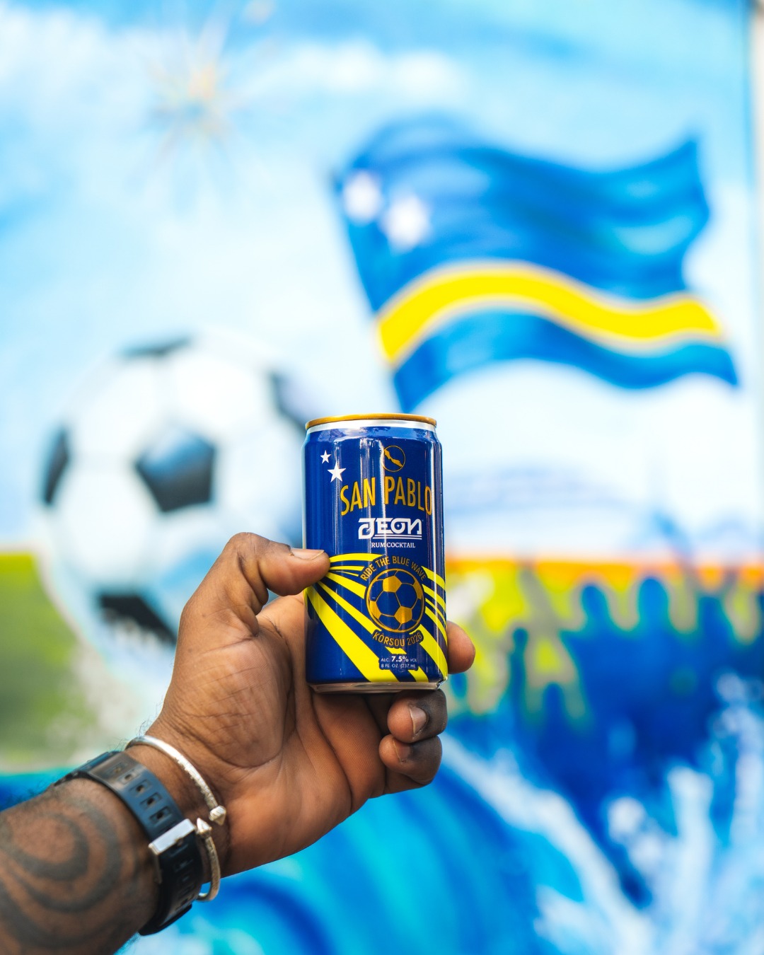 Blue Wave patras, Blue Wave den man. Esaki ta bisa basta. 🌊⚽️
-
Blue Wave in the back, Blue Wave in hand. That says enough. 🌊⚽️