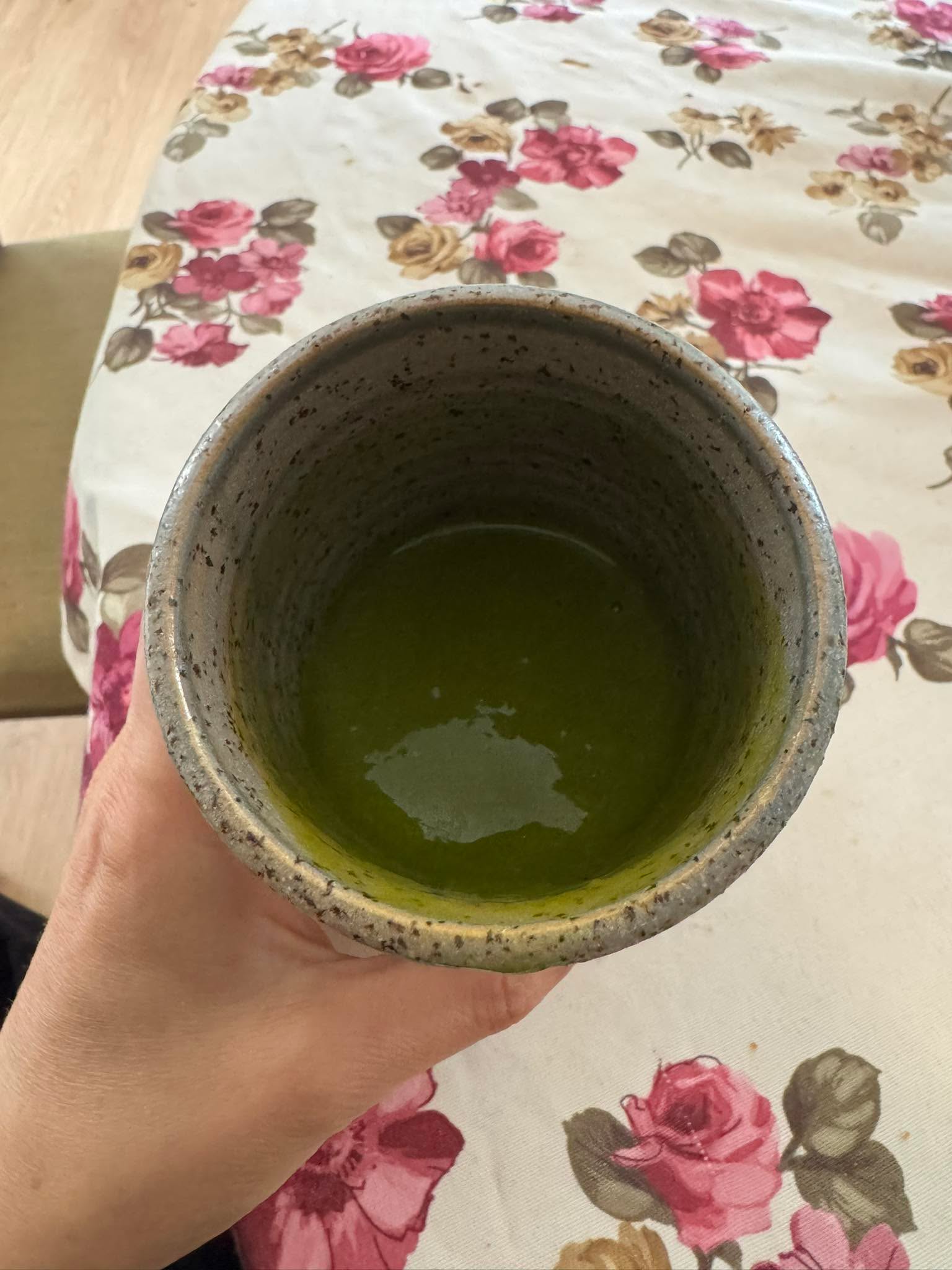 ניקוי אביב לכבד
כמה מדהים שהצמח הכי חזק לניקוי ושיקום תאי כבד נמצא ממש בחצר של המולדת שלנו
האדמה יודעת איזה צמחים לתת לנו לריפוי.
גדילן מצוי - קצת לא נעים לחתוך אותו כי יש לו קוצים
כמובן ששלחתי את בעלי למשימה …
והוא עם כפפות קטף לי כמות יפה של עלי גדילן מצוי.
את העלים שטפתי, והכנסתי בזהירות לבלנדר
יחד עם בננה ומנגו, ג׳ינג׳ר וכרורכום טרי (שימו מעט זה חזק מאוד)
והשייק פשוט מופלא
הטעם של הגדילן ככה מזכיר פסטו במרקם או קייל.
יש לנו בחצר הבית צמח פראי שגדל בתנאים הכי טובים שלו ואנחנו רצים לקנות קייל שזה צמח זר לאדמה. המקור שלו באירופה וכמה אנחנו משקיעים לגדל אותו כאן. שיש לנו את הדבר האמיתי.
תבינו - גדילן הוא הצמח הכי בריא לכבד. אין יותר סופר סופר סופר פוד ממנו. בעולם הרפואה הטבעית.
והוא ממש בכל פינה נידחת. מתנהג כחתול רחוב פשוט שלמעשה הוא מלך האריות.
אז נכנסו לתאריכים של ניקוי כבד. זה הזמן בטבע שהכבד מתחיל לפנות כדי להניע את הדם יותר בקלות ובמהירות עם בואו של החום. הוא רוצה להזרים את הדם במהירות ללב ולקרר את הגוף אבל אם הוא מלא ליכלוך ופסולת ורעלים זה קשה לו.
זה כמו שואב אבק שנתקע וצריך להוציא ממנו את מה שתוקע אותו. אז עכשיו זה הזמן הכי נכון ומדויק לניקוי. הכל בטבע מסדר למען זה.
אז - לא להתעצל אחרי מה שעברנו זה ממש ממש חשוב. כי כבד מלא פסולת משפיע על הלב ועל התודעה. כל היכולת להתרכז
להכיל רגשות, מידעים.
על היכולת להרגע
מי שמתעורר בשלוש לפנות בוקר - זה גם תקיעות של הכבד
בעיות עור- ניקוי פסולת מהדם.
ועוד ועוד ועוד.
המתכון -
כוס מנגו קפוא
10 עלים של גדילן
בננה אחת גדולה טריה
שן ג׳ינג׳ר וכורכום
כוס וחצי מים
ויאללה הכל לבלנדר
ויש לכם את השייק הכי טעים והכי בריא שיש!
לבריאות!