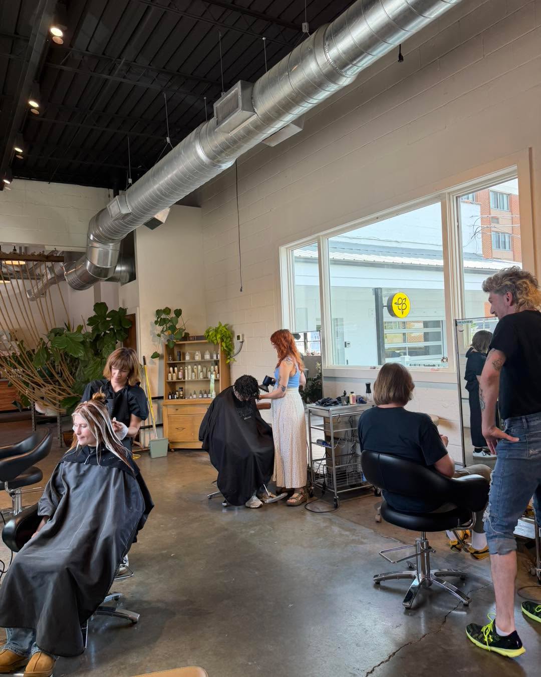 No pressure.✨
No weird energy.💁♀️
Just really good hair and people who care.🍃
#lexingtonhairs #lexingtonhairstylist #sharethelex #commentbelow #sharethelove #lexingtonky #theikimovement
