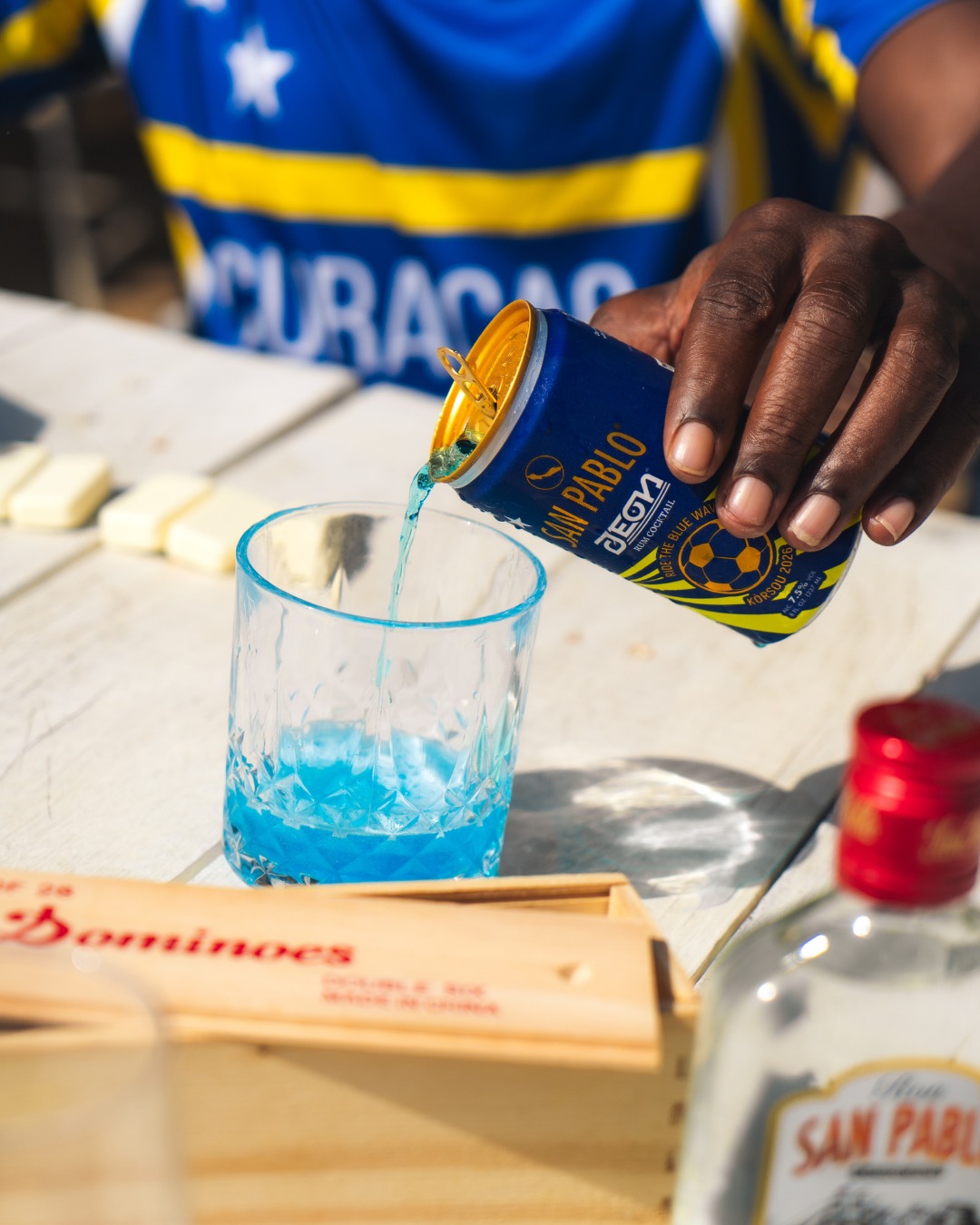 Blou den glas, Blue Wave den mente. Kla pa dia di wega. ⚽️🥃
-
Blue in the glass, Blue Wave on the mind. Ready for game day. ⚽️🥃