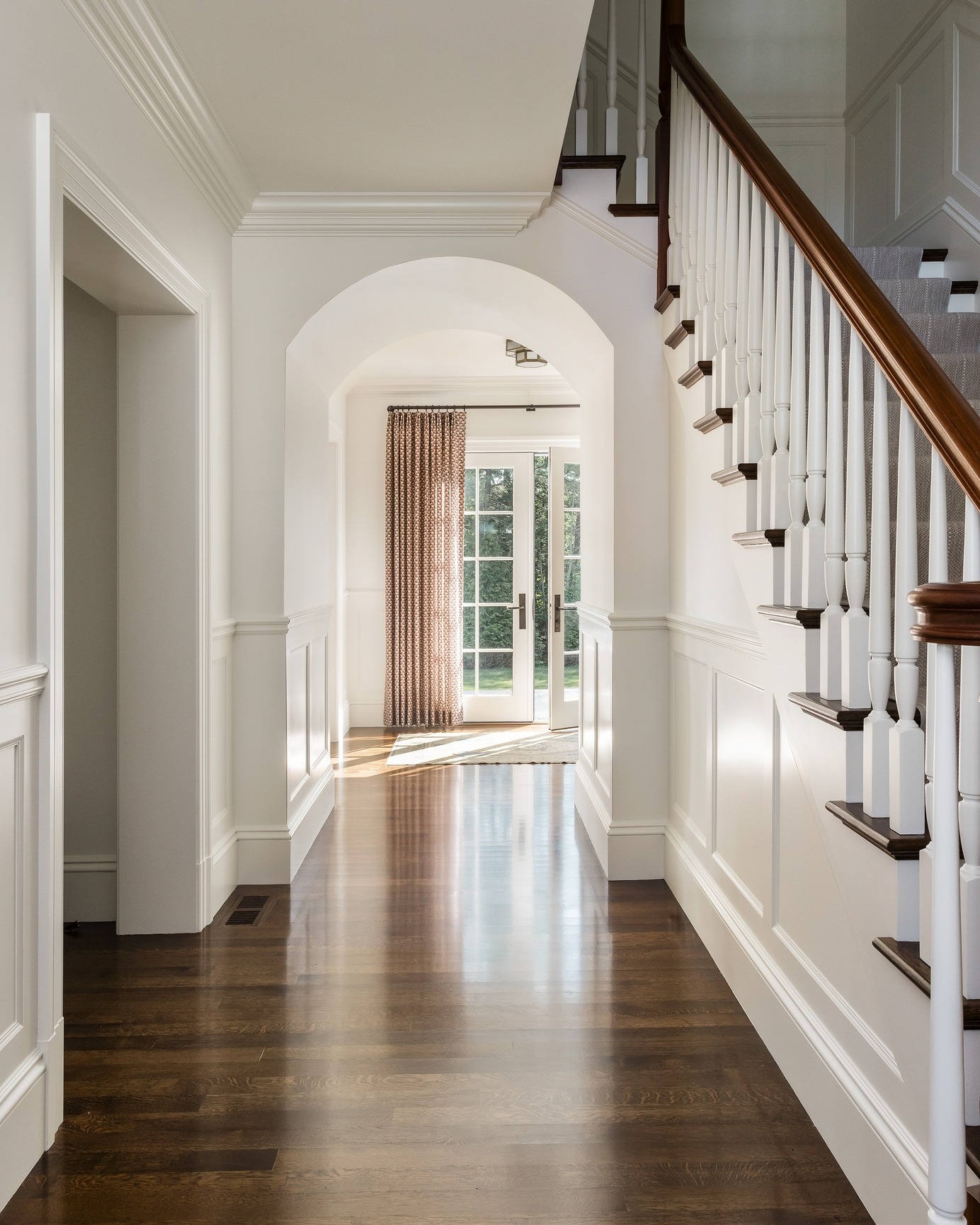 Some of our favorite moments are the ones you walk through every day.
Warm wood tones, classic paneling, and natural light create a timeless first impression.
Photography: @joyellewest
Interior Design: @barkoffcoppola.interiors
Architect: @patrickahearnarchitect
#LuxuryBuilder #CustomHomeBuilder #StaircaseDesign #MillworkDetails #LuxuryInteriors #CustomHomes #ArchitecturalDetails #HardwoodFloors #Wainscoting #TimelessInteriors #InteriorArchitecture #HomeDesignInspo #LuxuryLiving #DreamHomeDetails #HighEndConstruction #Craftsmanship #BuilderLife #ElegantHomes #InteriorInspo #NewEnglandHomes