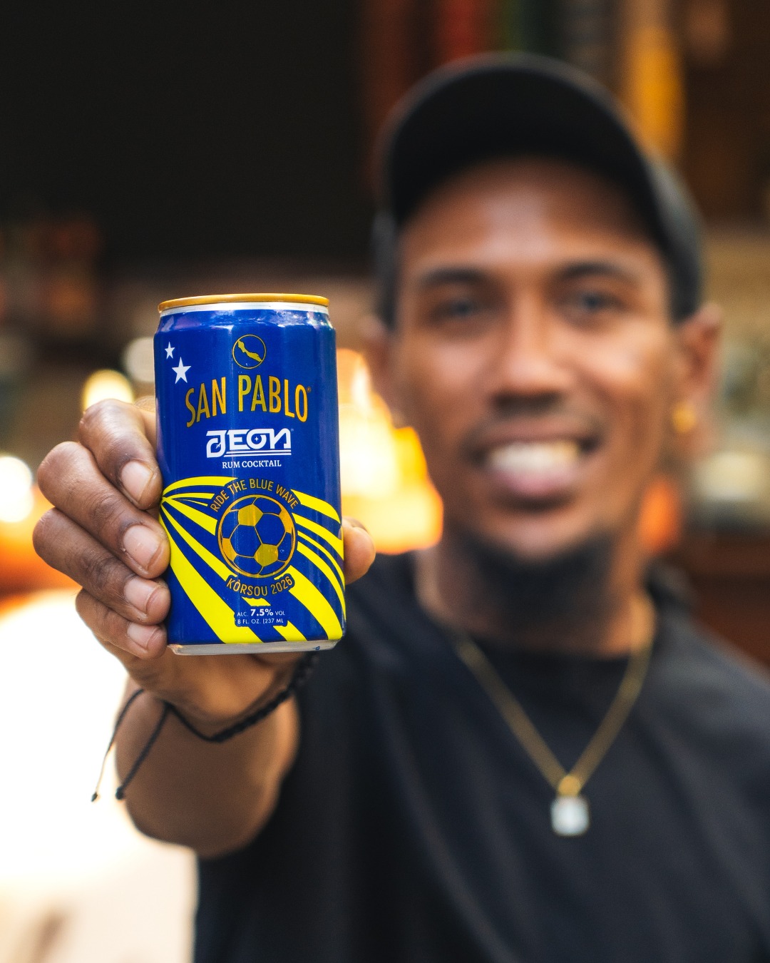 Esaki ta e bebida pa dia di wega. E eskoho ta fasil. 🥃⚽️
-
This is the kind of drink you bring to game day. Easy choice. 🥃⚽️