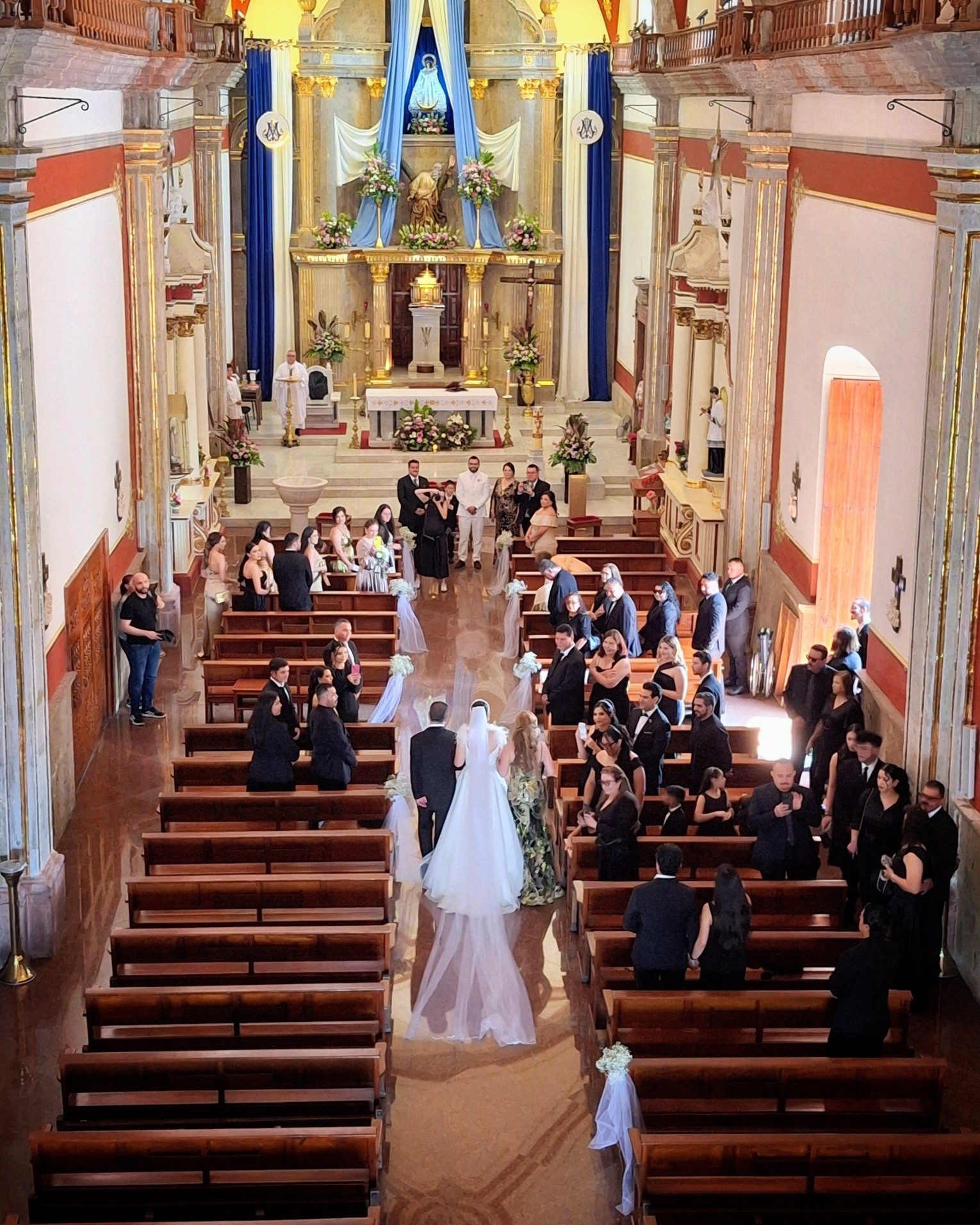 Acompañamos una hermosa ceremonia en Ajijic, Jalisco. Con nuestro ensamble Carnevalli de 5 músicos: pianista, 2 violines, cello y tenor.
Hicimos de esta misa una boda inolvidable para los nuevos esposos.
¡Consulta nuestra agenda!
Acompañamos ceremonias dentro y fuera de Guadalajara.
#bodasdestino #Bodas2026 #musicaparamisas #Coroyorquesta #EMS