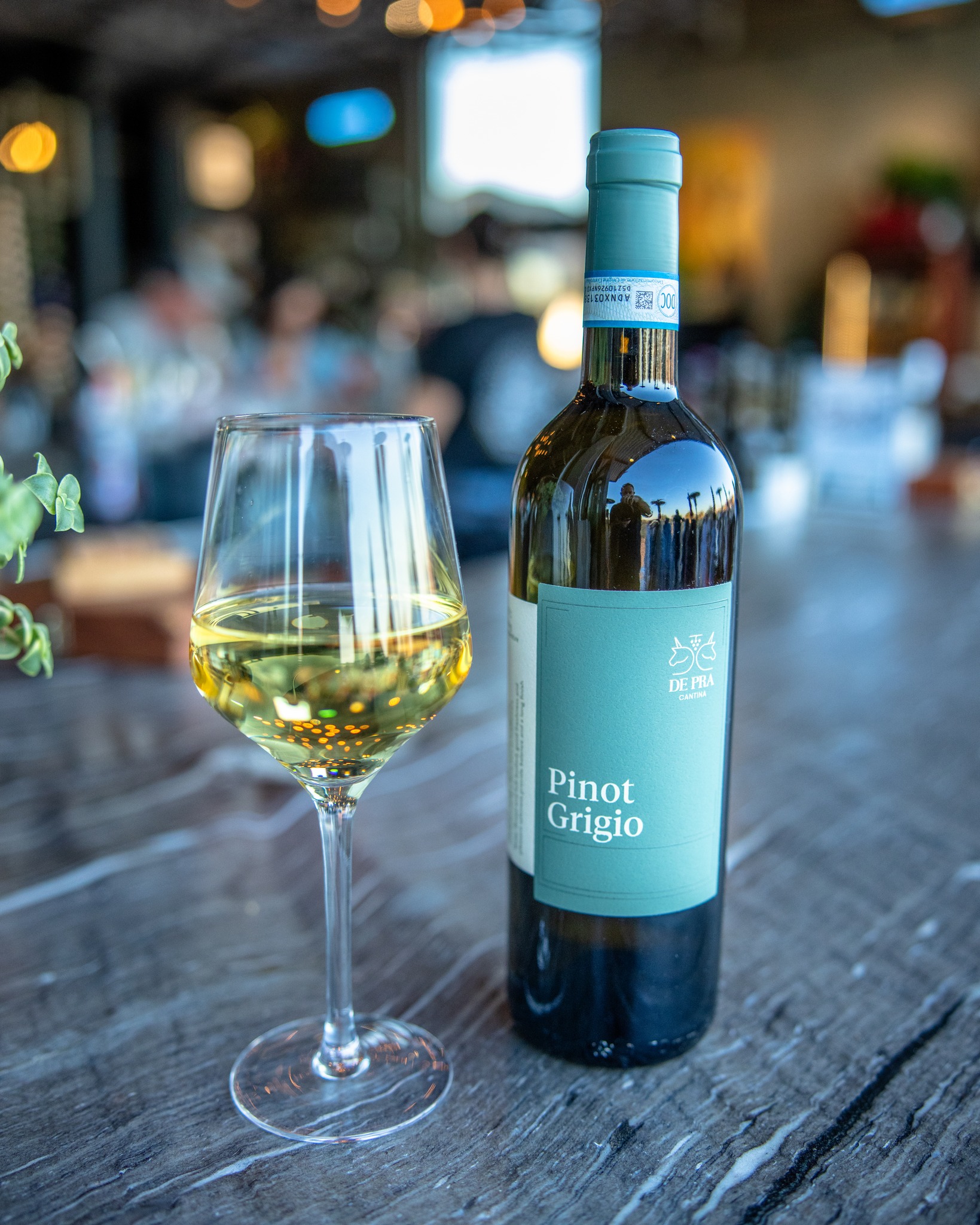 Mondays are for 1/2 off all wine bottles $100! Today we’re recommending: De Pra Pinot Grigio. A crisp, light-bodied white with refreshing acidity and a clean finish. It features bright notes of green apple, citrus, and pear, with subtle floral hints that make it smooth and easy to sip.
#RavensViewWineBar #CaveCreek #CaveCreekWineBar #DePra #PinotGrigio