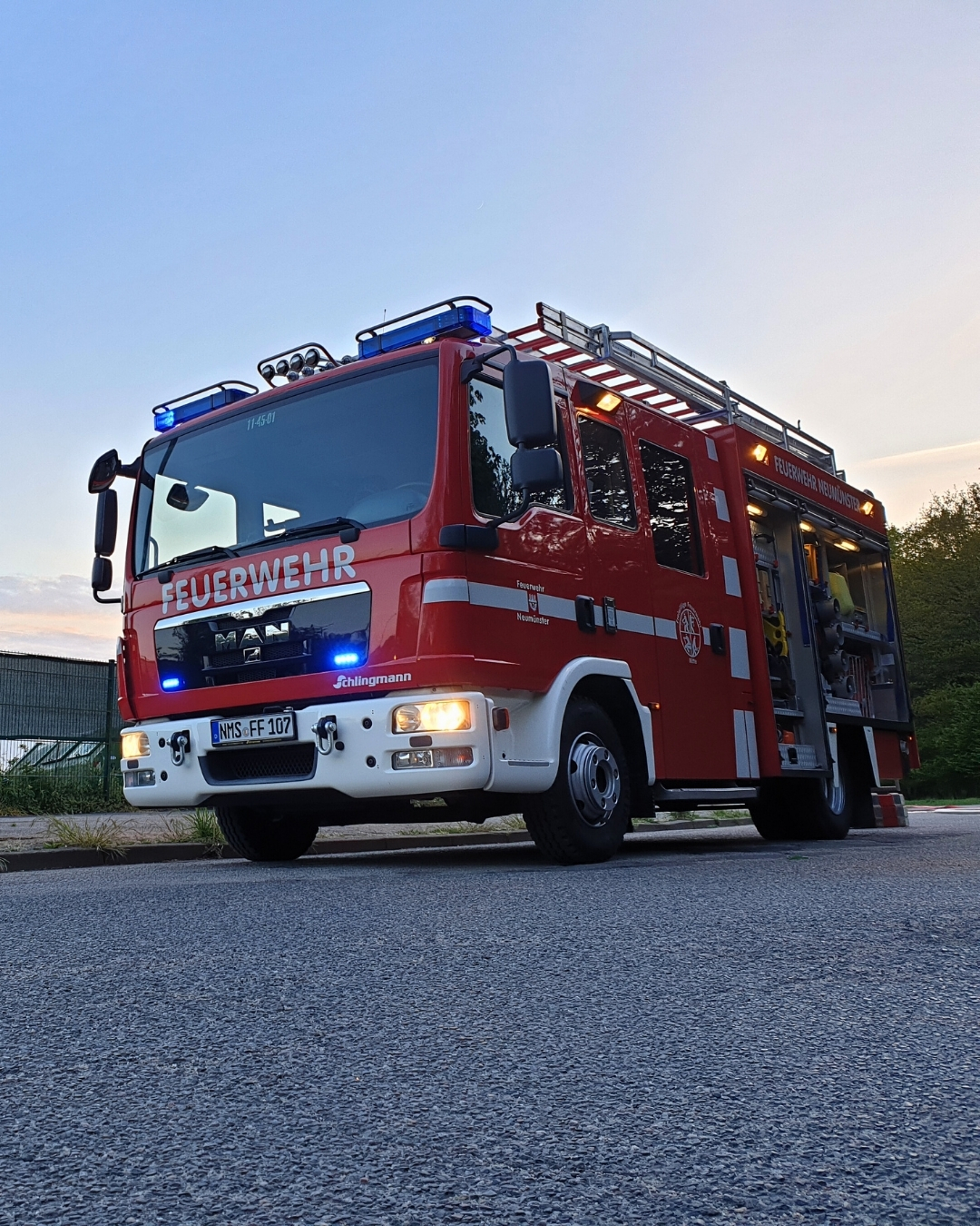 🚒 Unser LF 10/6 TH – Das erste Fahrzeug, das ausrückt
Wenn bei uns der Melder geht, ist es in der Regel unser LF 10/6 TH, das als erstes Fahrzeug ausrückt. Die Abkürzung steht für Löschgruppenfahrzeug 10/6 mit Technischer Hilfe: „10“ bedeutet, dass die eingebaute Pumpe 1.000 Liter Wasser pro Minute fördert, „6“ steht für den 600-Liter-Wassertank - aber unseres ist irgendwie anders.
Aufgrund Verbesserungen kann unser LF 10/6 TH maximal 2.000 Liter Wasser pro Minute fördern - um zum Bespiel Drehleiter-Fahrzeuge einzuspeisen - und ist mit einem 800-Liter-Wassertank ausgestattet.
Das „TH“ am Ende zeigt, dass zusätzlich ein Hilfeleistungssatz für technische Rettung an Bord ist – zum Beispiel für Verkehrsunfälle.
Gebaut auf einem MAN-Fahrgestell mit Aufbau von Schlingmann, bietet es Platz für eine komplette Besatzung von 1/8, also ein Gruppenführer und 8 weitere Feuerwehrleute. Damit ist es unser vielseitiger Allrounder für Brandeinsätze, technische Hilfeleistungen und viele weitere Einsatzlagen – schnell vor Ort und bestens ausgerüstet. 🔧🔥
#feuerwehr #wirfuerneumuenster #einsatzbereit #blaulicht #ehrenamt #feuerwehrfahrzeug