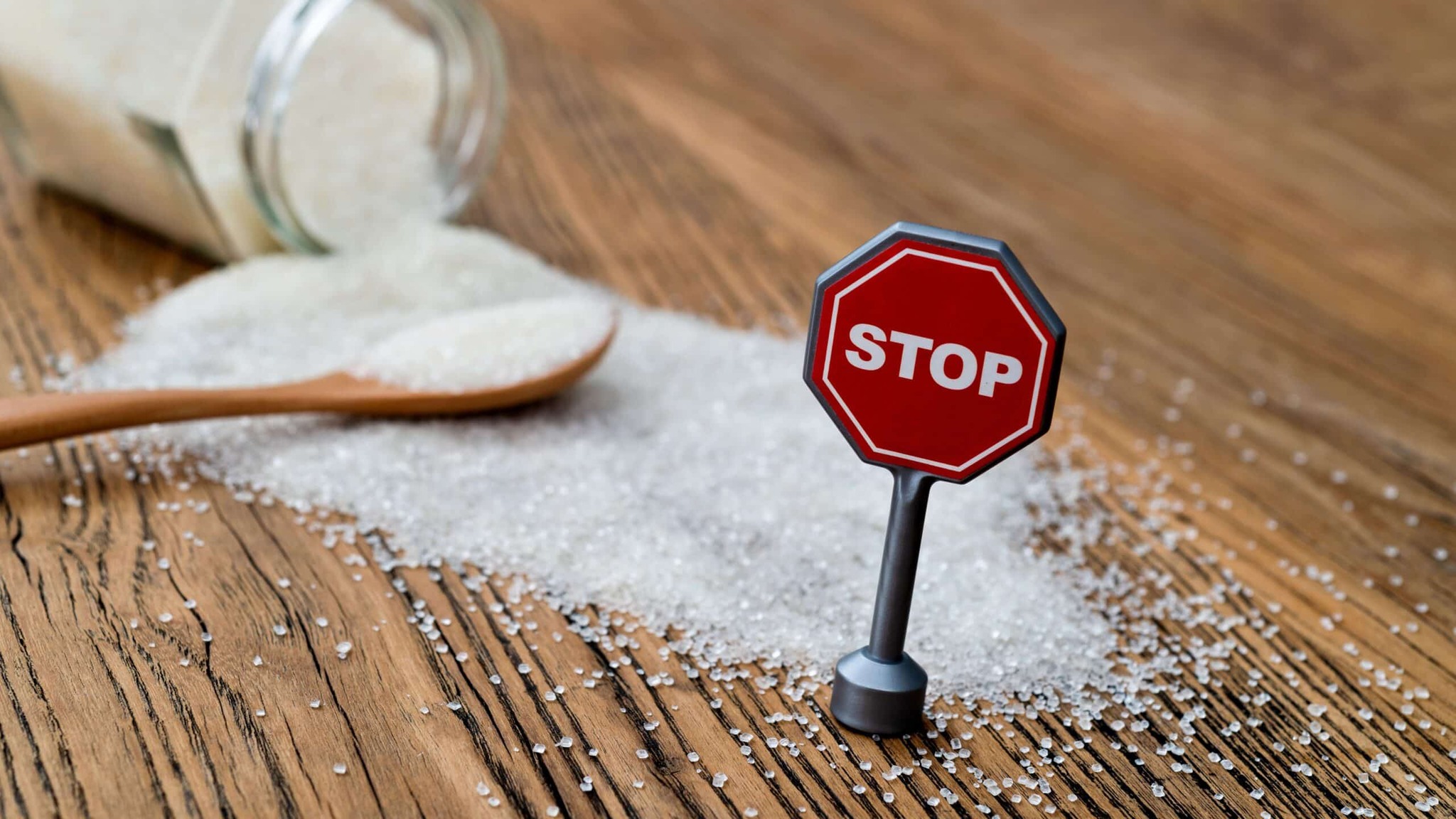 🍭 “SENZA ZUCCHERO” vs “SENZA ZUCCHERI AGGIUNTI”: sembrano uguali, ma NON lo sono!
Ti è mai capitato di vedere queste due diciture sulle etichette e pensare che fossero sinonimi? In realtà fanno riferimento a cose molto diverse 👇
🔍 SENZA ZUCCHERO
Significa che il prodotto contiene zero o quantità trascurabili di zuccheri (meno di 0,5 g per 100 g o 100 ml).
👉 In pratica: niente zuccheri, né naturali né aggiunti.
👉 Spesso questi prodotti utilizzano dolcificanti (come stevia o edulcoranti artificiali), oppure polioli come sorbitolo, xilitolo ed eritritolo) per mantenere il gusto dolce.
Queste sostanze non sono zuccheri, ma hanno un elevato potere dolcificante e un apporto calorico molto basso o quasi nullo con poche calorie.
🍏 SENZA ZUCCHERI AGGIUNTI
Qui invece la storia cambia:
👉 Non sono stati aggiunti zuccheri durante la produzione (niente saccarosio, sciroppi, miele, ecc.) o altri ingredienti ricchi di zuccheri semplici;
👉 MA il prodotto può contenere zuccheri naturalmente presenti negli ingredienti (come il fruttosio della frutta o il lattosio del latte)
Questo non vuol dire che l’alimento che si sta acquistando sia completamente privo di zuccheri, poiché magari gli ingredienti utilizzati di partenza ne contengono già in buone quantità.
⚖️ Perché è importante saperlo?
Perché queste diciture hanno un significato preciso anche a livello normativo e possono influenzare le tue scelte:
Se vuoi ridurre gli zuccheri TOTALI → scegli “senza zucchero”
Se vuoi evitare zuccheri aggiunti ma accetti quelli naturali → va bene “senza zuccheri aggiunti”
Un alimento senza zuccheri aggiunti può essere una buona scelta quando è naturalmente povero di zuccheri, ha pochi ingredienti, non è carico di dolcificanti e non compensa l’assenza di zucchero con grassi o additivi.
👀 Occhio all’etichetta!
Non fermarti allo slogan sul fronte: controlla sempre la tabella nutrizionale per sapere davvero cosa stai mangiando.
✨ Mangiare consapevole non significa rinunciare, ma scegliere con più chiarezza.
#nutrizionista #senzazuccheri #mangiareconsapevole #diet #senzazuccheriaggiunti #benessere #etichettanutrizionale