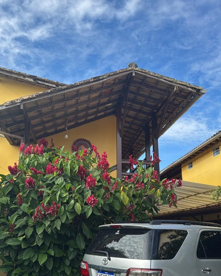 A gente não tem piscina. Não tem spa. Não tem nada disso.
O que a gente tem é cuidado de verdade.
A Pousada Parque Imperial é uma pousada familiar no coração de Paraty. A gente mora aqui — então cada quarto é preparado como se fosse para receber alguém da nossa família. Limpo, organizado, com carinho.
Ar-condicionado, frigobar, estacionamento e a poucos minutos a pé do centro histórico. Simples assim. Do jeito que viagem boa precisa ser. 🏡
Reserve pelo link na bio.
#PousadaParqueImperial #Paraty #ParatyRJ #PousadaFamiliar #HospedagemParaty #ViagemSimples #CentroHistórico