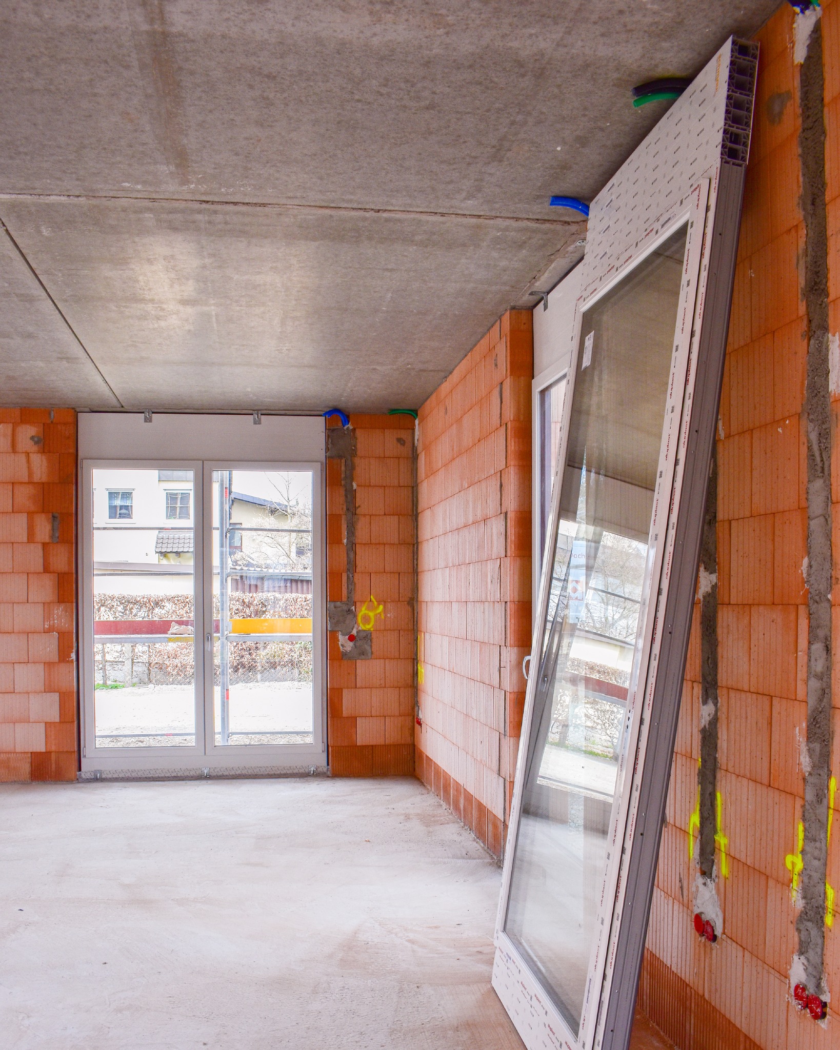 Nächster Fortschritt in Leitershofen.
Die Fenster sind drin.
Damit verändert sich das Gebäude spürbar.
Räume wirken klarer, Licht kommt ins Spiel,
Innen und Außen treten in Beziehung.
Gerade beim Fenstereinbau zählt Präzision.
Anschlüsse, Ausrichtung und Details entscheiden darüber,
wie das Gebäude später funktioniert.
Schritt für Schritt entsteht so ein Haus,
das nicht nur gut aussieht, sondern sauber gebaut ist.
Gemeinsam mit @steuerkanzlei_langundschirpfer entsteht hier Schritt für Schritt ein neues Gebäude.
#langenmair
#langenmairkomplettbau
#komplettbau
#fensterbau
#fenstereinbau
#baufortschritt
#rohbau
#hausbau
#detailarbeit
#leitershofen