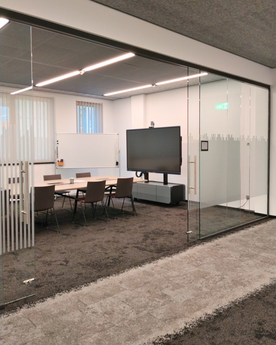 Für die IBA AG in Fürth lag ein besonderer Fokus auf der Gestaltung der Besprechungsräume und Mittelzonen.
Zum Einsatz kamen Möbel von @andreuworld, @wiesnerhager und @steelcase, ergänzt durch Drehstühle von @haider.bioswing.
Die Kombination aus Materialien, Formen und Akustiklösungen schafft eine angenehme Atmosphäre für Meetings, Austausch und konzentriertes Arbeiten.
#WorldOfOffice #IBAAG #Besprechungsraum #OfficeDesign #Arbeitswelten #Innenausbau #Meetingräume #WorkplaceDesign #Referenzprojekt
