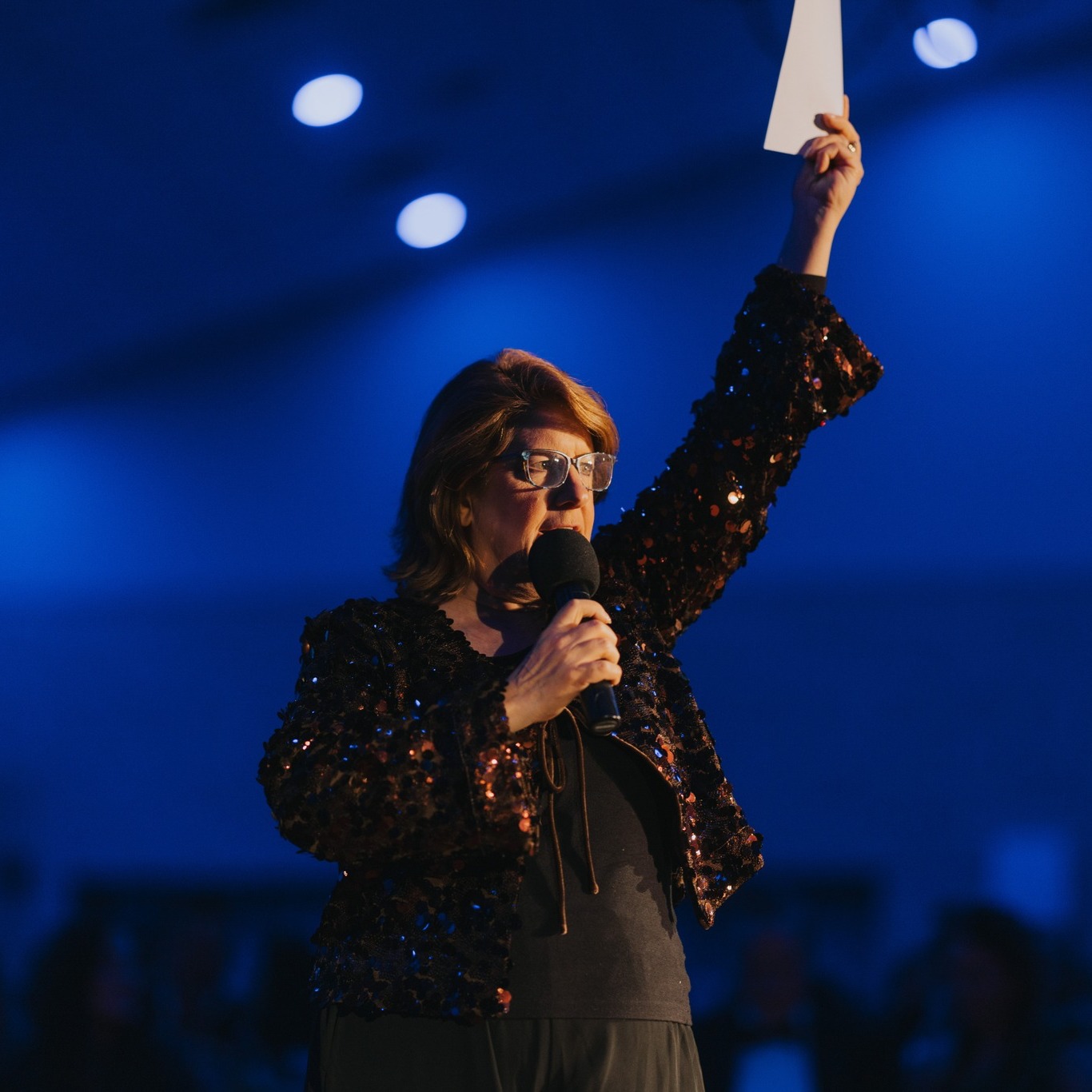 Robin Starr is TRULY a rock star! ⭐
We are beyond grateful to Robin for bringing her incredible energy and expertise to Dancing with the Docs as our live auctioneer. From the moment she took the stage, she had the entire room engaged—effortlessly blending humor, wit, and charisma to create an atmosphere that was both fun and heartfelt.
With her dynamic presence and impeccable timing, she inspired generosity, sparked friendly competition, and kept the momentum building in support of CWC’s mission.
We are deeply thankful to Robin and Bonhams Skinner for their generous sponsorship of this event.
Robin, you made a lasting impact, and we are so lucky to have you as part of the Cape Wellness Collaborative family!
Bonhams Skinner @bonhamsskinner
📷 Organic Photography
Cape Cod Weddings | Organic Photography Cape Cod Weddings | Organic Photography @ktorganicphotography @joeink
#capecod #Cancer #CANCERSUCKS #communitysupport #feelbetter