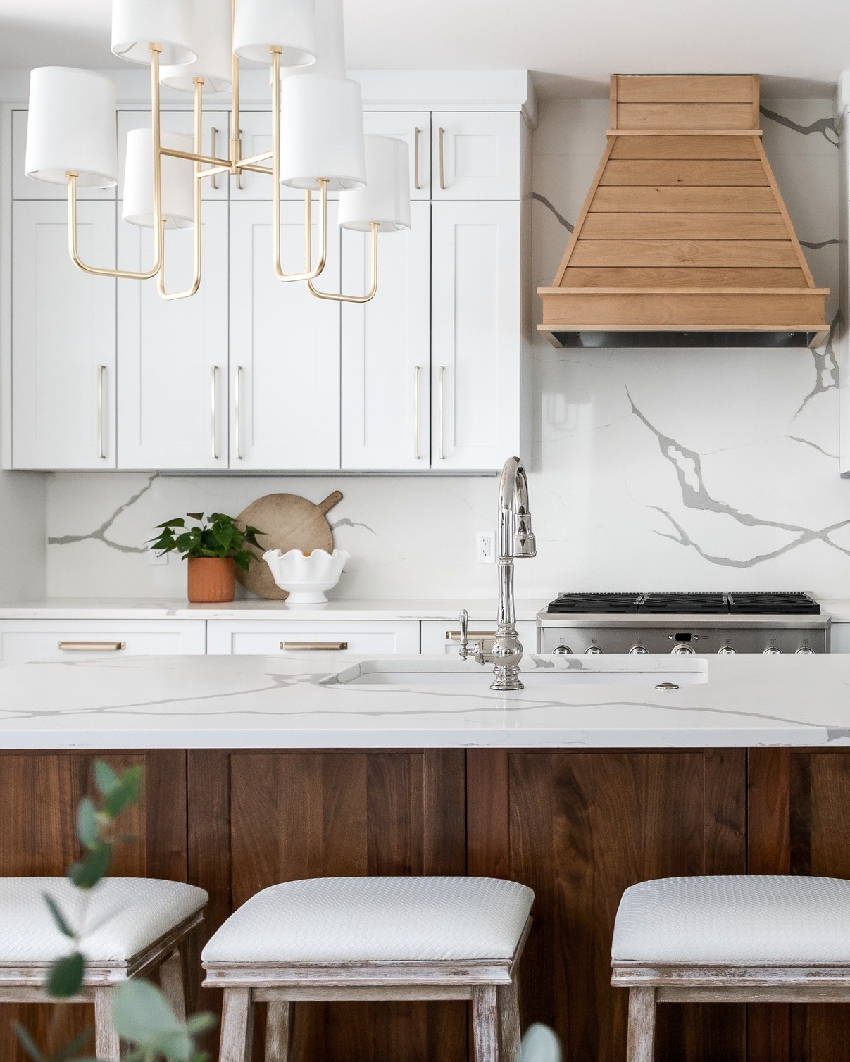 The hidden work of a kitchen matters just as much as what you see.
Storage is what gives everything else room to breathe.
#prettyandpractical #LivableLuxury #AngelaIrelandInteriors #20YearsofDesign #neutraldecor #kitchentransformation