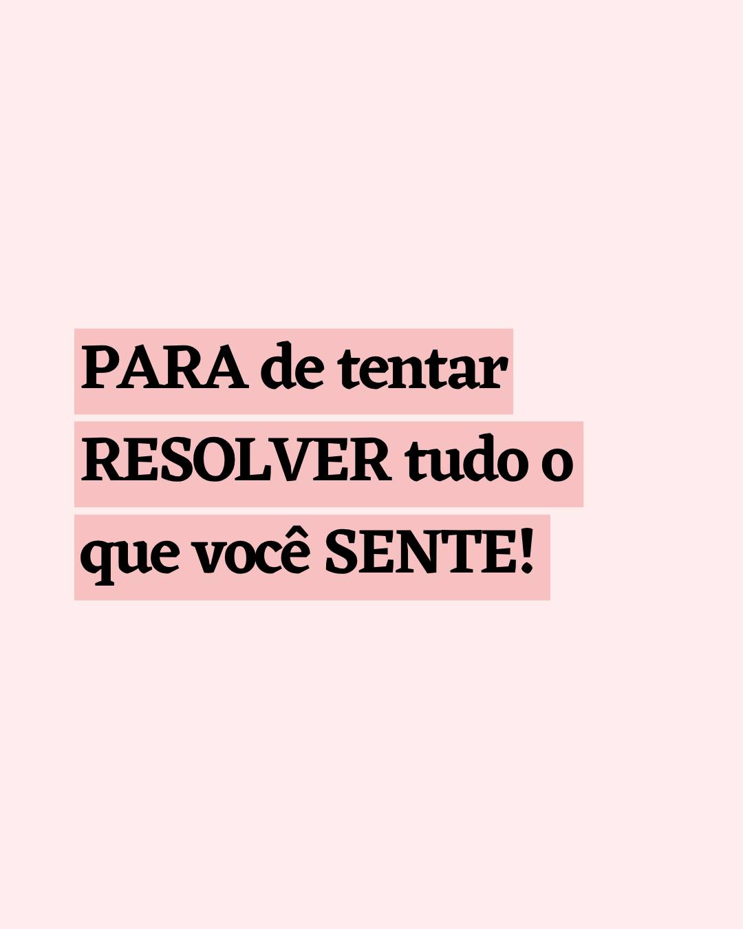 Tem dias que você não sabe explicar direito o que está sentindo e fica se perguntando:
“De onde veio isso?”
“Por que eu tô assim?”
“Como eu faço isso passar logo?”
E sem perceber… você entra numa espécie de “modo investigação”. Fica analisando, voltando, tentando encaixar, tentando resolver.
Como se, se você encontrasse a causa certa, a sensação fosse embora.
Mas nem sempre vai.
Porque nem tudo que você sente tem uma resposta clara. E nem tudo precisa de uma resposta.
Às vezes é só um dia mais pesado.
Um acúmulo.
Um cansaço que apareceu.
Uma emoção que veio… e ainda não foi.
Só que a ansiedade não gosta disso.
Ela quer entender, organizar, controlar.
E aí você não só sente, você começa a brigar com o que sente.
E isso pesa mais.
Muito mais.
Tem um ponto importante aqui: quanto mais você tenta “dar um jeito” em tudo que sente, menos espaço você dá pra isso passar naturalmente.
Nem toda emoção precisa de solução. Algumas só precisam de espaço.
Agora me conta: quando você começa a se sentir diferente, você consegue deixar passar ou já entra tentando entender tudo?