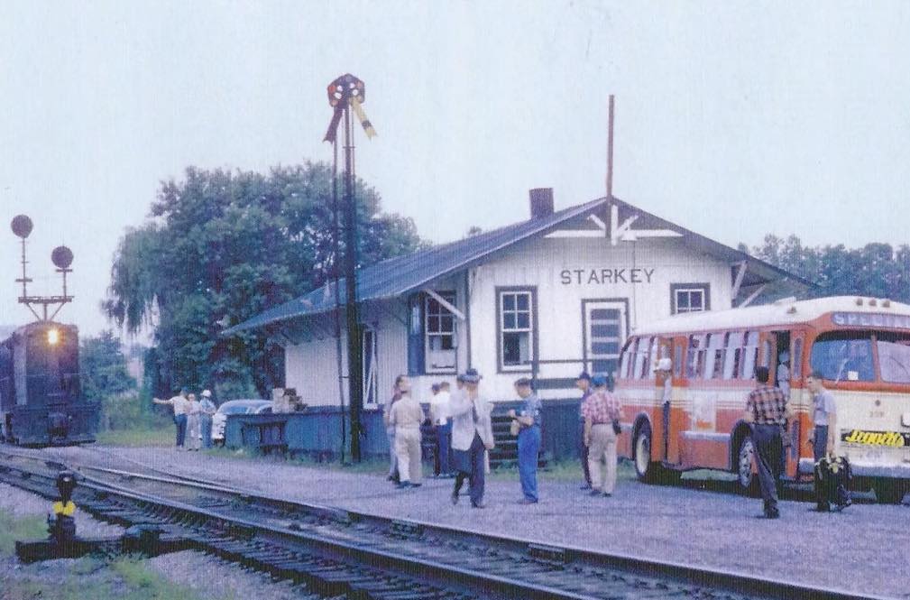 We are starting a History Series of posts to honor the area and the building’s history that will soon house Chris’s Coffee & Custard. First post: Starkey Combination Station established in 1891.
#roanokehistory
#starkey
#oldtrainstation
#appleorchards🍎