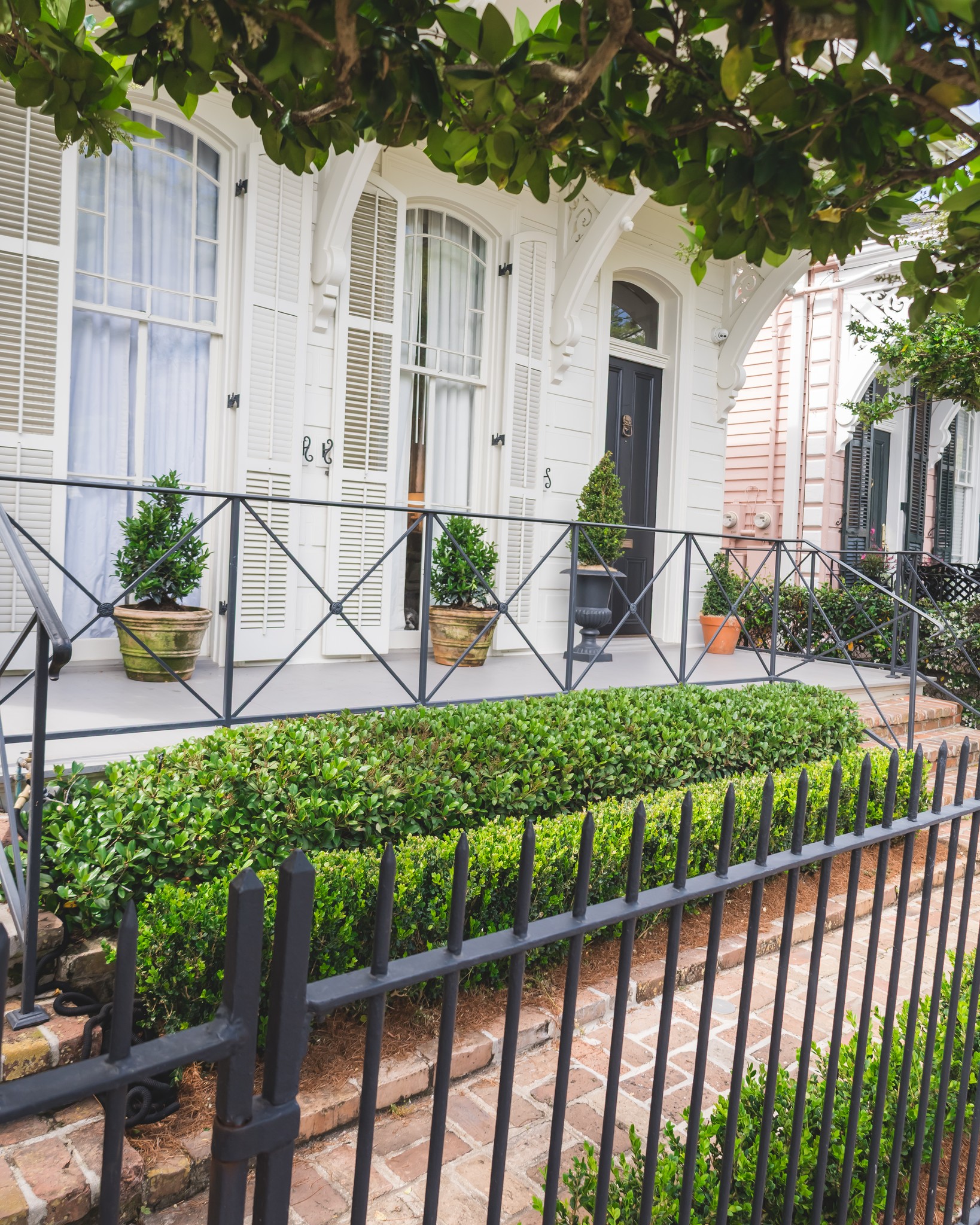 Porch perfection with a side of charm 🏡
▫️ ▫️ ▫️ ▫️ ▫️ ▫️ ▫️ ▫️ ▫️ ▫️
#thegardengateslandscapecompany #landscapedesign #residentialdesign #residentiallandscapedesign #neworleanslandscapes #pavers #thegardengateslandscapecompany #neworleans #metairielandscapes #design #iheartnola #artificialturf #turf #design