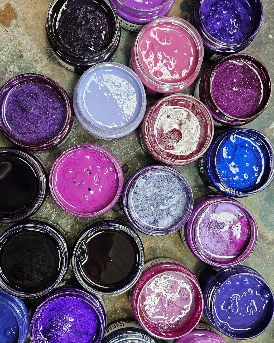 Quiet feed, busy benches 😅
Just adding some colour to your feed to say hi 💜
#resinart #colourinspo #smallbusiness #australianmade #epoxyresin #justresin