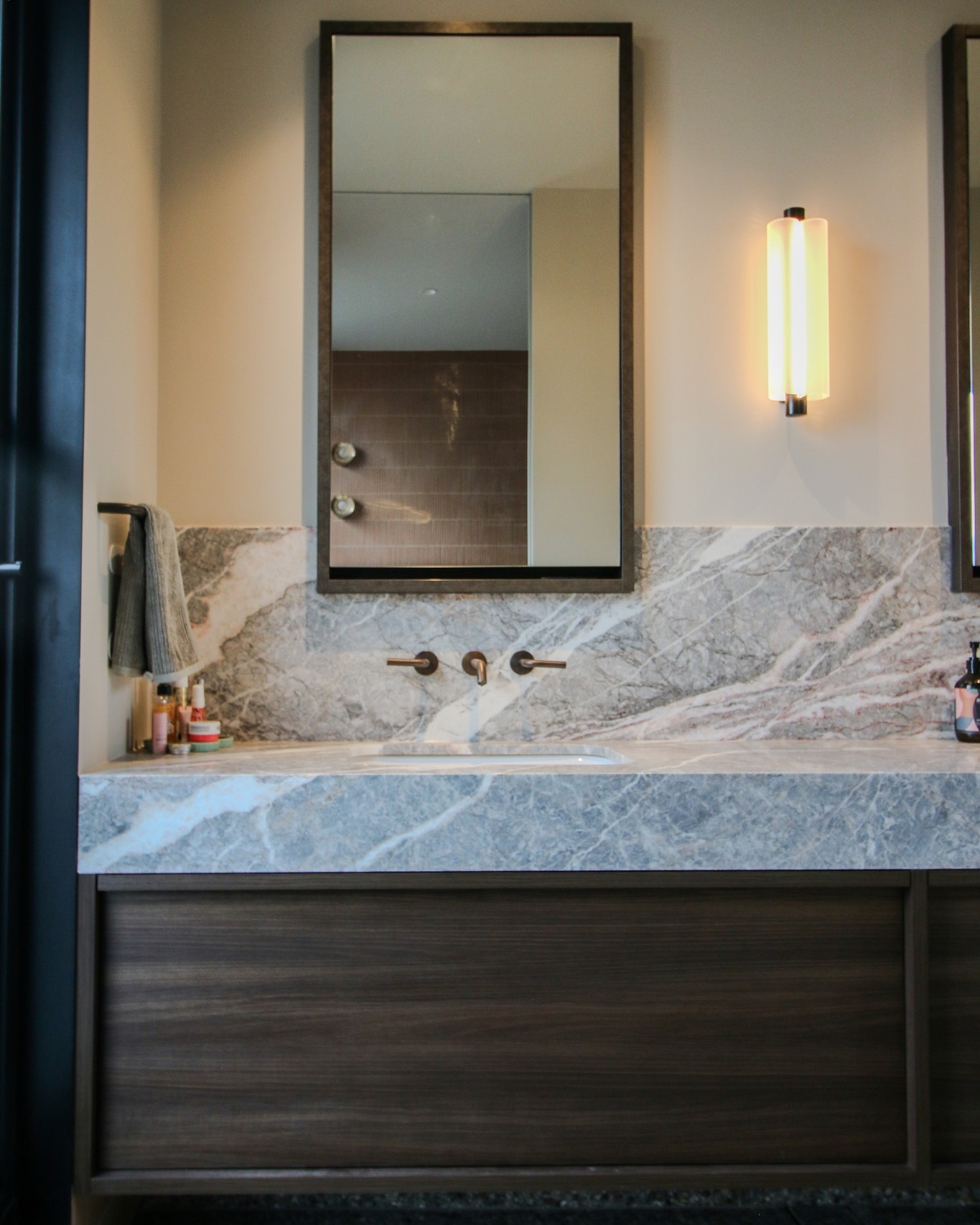 Casa Canobolas / Main Bathroom P.2 / Casa Canobolas blends sleek contemporary lines with warm, natural textures, creating a space that feels both refined and inviting. Our custom joinery brings this vision to life, with seamless cabinetry, curved detailing, and a harmonious balance of form and function.