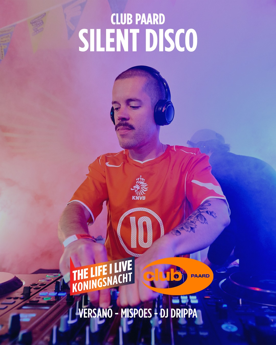 Ze zijn er wel, je hoort ze niet! (Totdat je je koptelefoon opzet).
Naast de twee podia op de Lange Voorhout vind je hier ook de CLUB PAARD Silent Disco. Versano, Mispoes en DJ Drippa verzorgen de hele avond banger na banger. Zo vul je de gaten in je route op en draai je alvast warm voor de officiële TLIL Afterparty in PAARD.
#koningsnacht2026 #TLIL #Denhaag #TLIL26 #popstaddenhaag