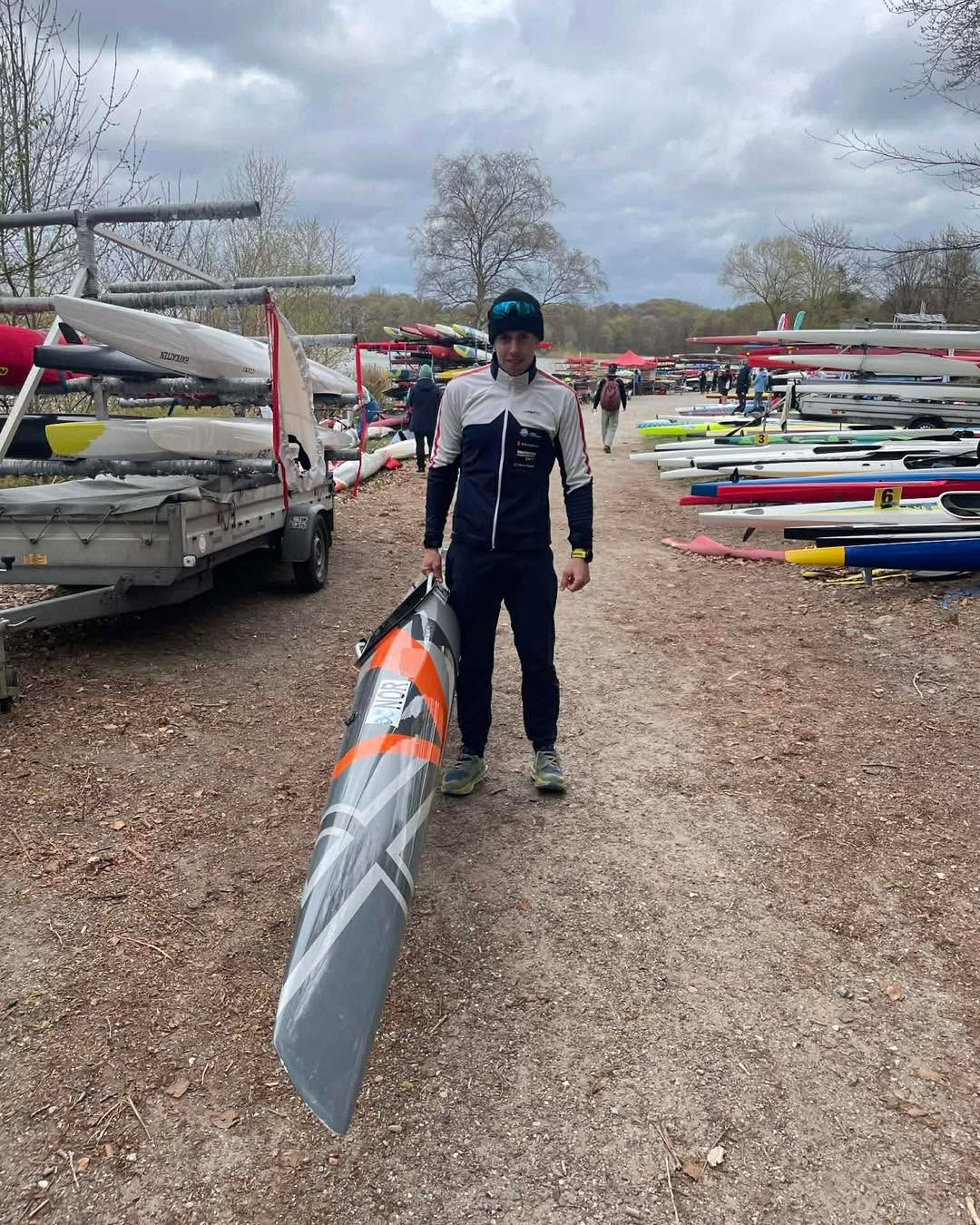 Her er vår egen Ivar Flikka Buch som deltar i Copenhagen Spring Regatta i helgen.
Han skal konkurrere i K1-1000, K1-5000, K2-500 og K4-500.
I dag har han sikret en flott 3. plass i K1-5000 og kvalifiserte seg ti A-finale der han ble nr 7.
Han rapporterer om utfordrende forhold men er godt fornøyd med resultatene så langt.
Vi gleder oss å se hva han kan få til i lagbåt i morgen. Masse lykke til🏆💫