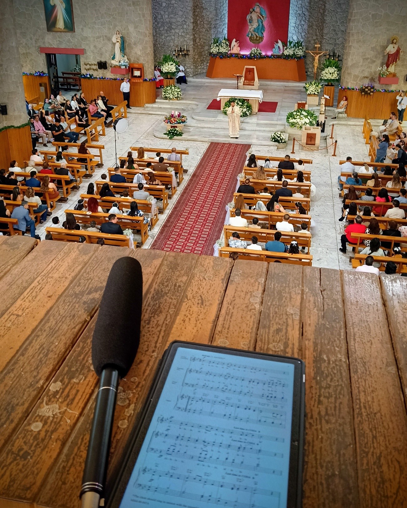 Acompañamos con alegría las primeras comuniones del colegio Santa Mónica en la parroquia de la Santa Cruz, con nuestro ensamble Francesco de 7 músicos 🙏🏻🎶
Una celebración llena de fe y solemnidad, donde la música Sagrada acompañó este momento tan importante en la vida de los niños y sus familias.
Será un honor acompañar también tus ceremonias religiosas.
#Primerascomuniones #Musicaparamisas #Coroyorquesta #Eventoscatólicos #misas
