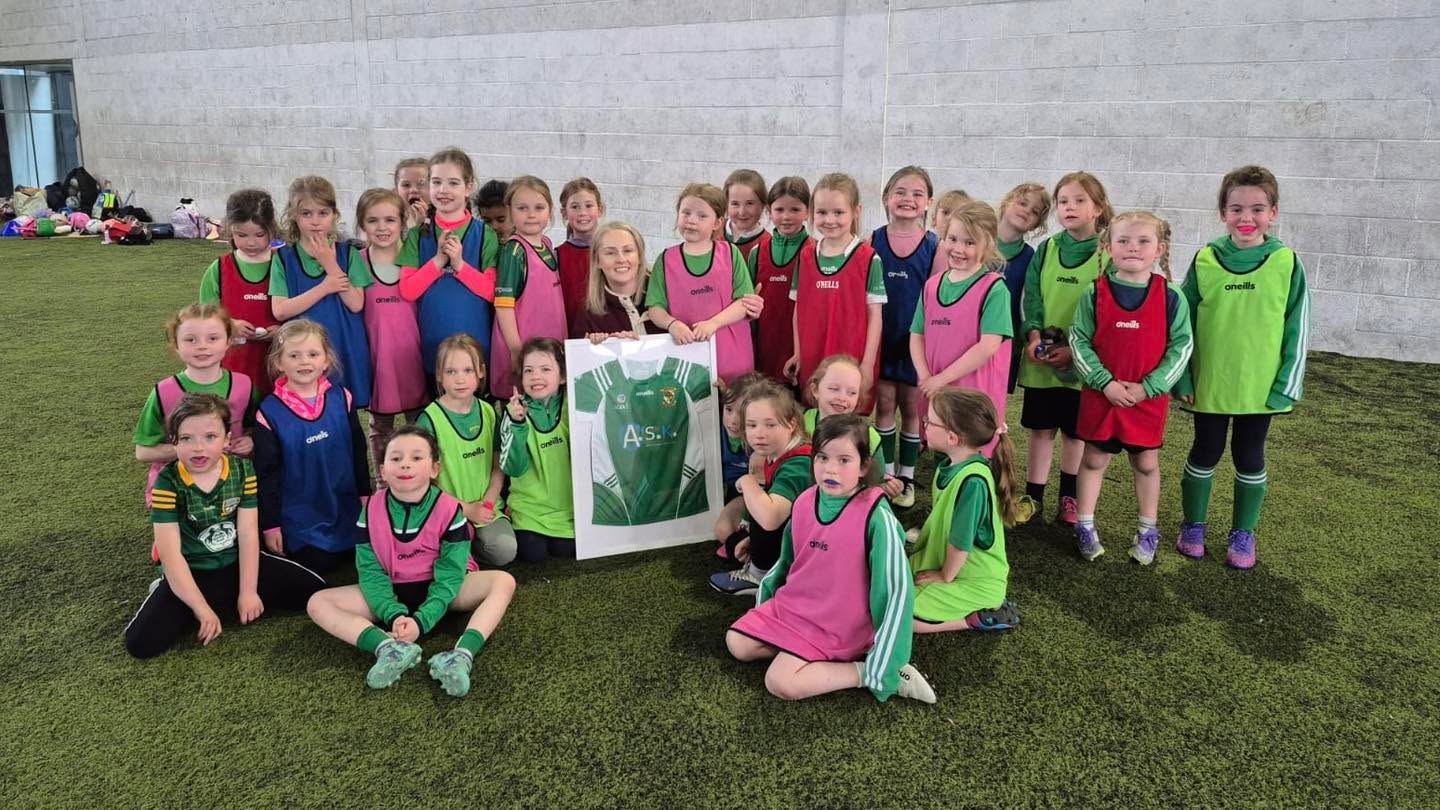 Our 2019 girls took the short trip to Dunboyne this past weekend to debut their new team kit, kindly sponsored by Alan and Sarah of ask_mechanical.
The team are now into their 3rd month of training and its fantastic to see so many new friendships being formed!
Míle buíochas arís le A.S.K Mechanical Services from all involved with our u7s, we look forward to wearing our new gear once again this Saturday!