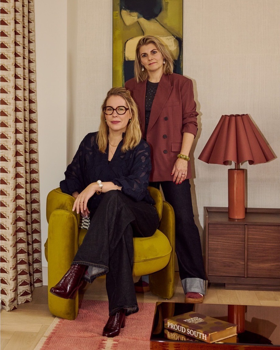 Un intérieur pensé comme un vrai tournant ✨
Ce projet signé @brisk.interiors nous rappelle qu’à un moment, il faut arrêter de scroller… et commencer à décider. Une maison familiale autrefois sombre, transformée en un lieu chaleureux et enveloppant, où tout repose sur l’équilibre des couleurs, le confort et le jeu de matières.
Un intérieur qui ne suit pas les tendances, mais qui raconte une histoire — celle de ceux qui y vivent.
📷 Photographies @anoukmoerman_