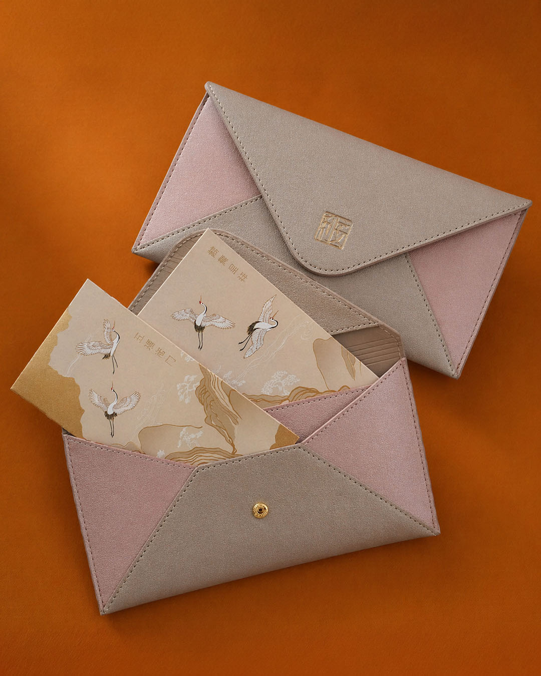 2026 I Lion Global Investors
For Lion Global Investors, we developed an envelope pouch to complement the red packets while reinforcing the gold focused palette of the campaign. Constructed in gold and rose gold, the pouch brings a soft premium contrast, while the built in divider helps keep contents neatly sorted inside. A practical detail, but one that makes all the difference.
Thinking beyond the red packet itself? Let’s build the full gifting experience.
#redpackets #redpacket #redpockets #angpao #angpow #laisee #hongbao #红包 #利是 #利是封 #CorporateGifts #CustomPrinting #ChineseNewYear #RedPacketDesign #CNYCorporate