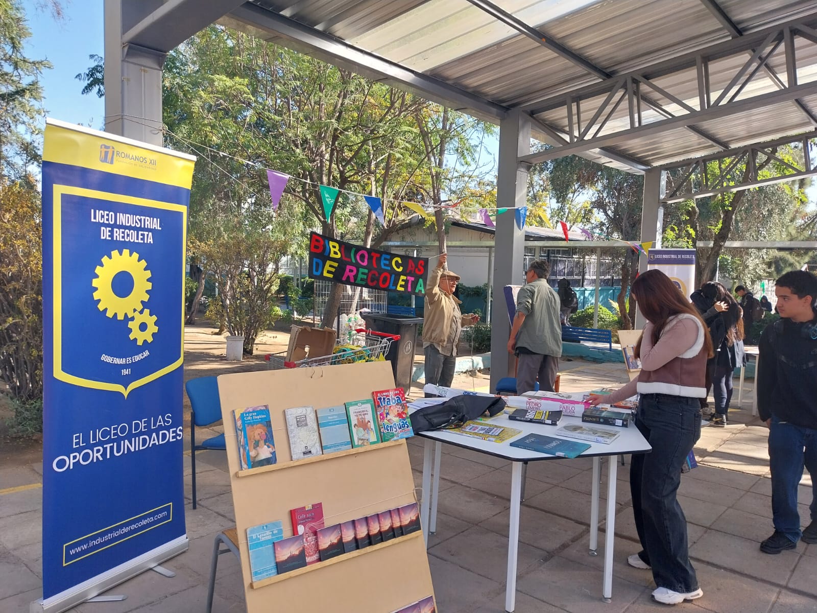 ¡La literatura se tomó nuestros espacios y queremos compartir el registro de esta gran celebración! 📸✨
Revivimos los mejores momentos de nuestra Semana del Libro, una jornada donde la creatividad fue la protagonista. Este año, nuestras actividades estuvieron inspiradas en el legado de las Mujeres Escritoras de Habla Inglesa, rindiendo homenaje a sus voces y mundos. ✍️
Desliza para ver la galería de lo que fue este encuentro entre toda nuestra comunidad educativa:
🚪 Magical Doors: Intervenimos nuestros espacios creando portales hacia los universos de grandes autoras.
🎨 Taller de Collage: Reinterpretamos historias a través del arte visual y el recorte creativo.
🧟 Conversatorio de Frankenstein: Un análisis profundo sobre la icónica obra de Mary Shelley y su impacto eterno.
📑 Marcapáginas: Diseñamos piezas únicas para acompañar nuestras próximas lecturas.
🔄 Intercambio de Libros: Fomentamos la circularidad de historias entre toda la comunidad. Para esta actividad contamos con la participación de la Biblioteca Pedro Lemebel y el CRA de nuestro liceo.
🎶 Muestra Musical: El ritmo y la melodía cerraron con broche de oro esta fiesta de las letras.
Gracias a todos los que participaron y ayudaron a mantener viva la lectura. 📖
#SemanaDelLibro #MujeresEscritoras #MaryShelley #MagicalDoors #ComunidadEducativa #LecturaCreativa #Frankenstein #ArteYLibros #CulturaEnLaEscuela