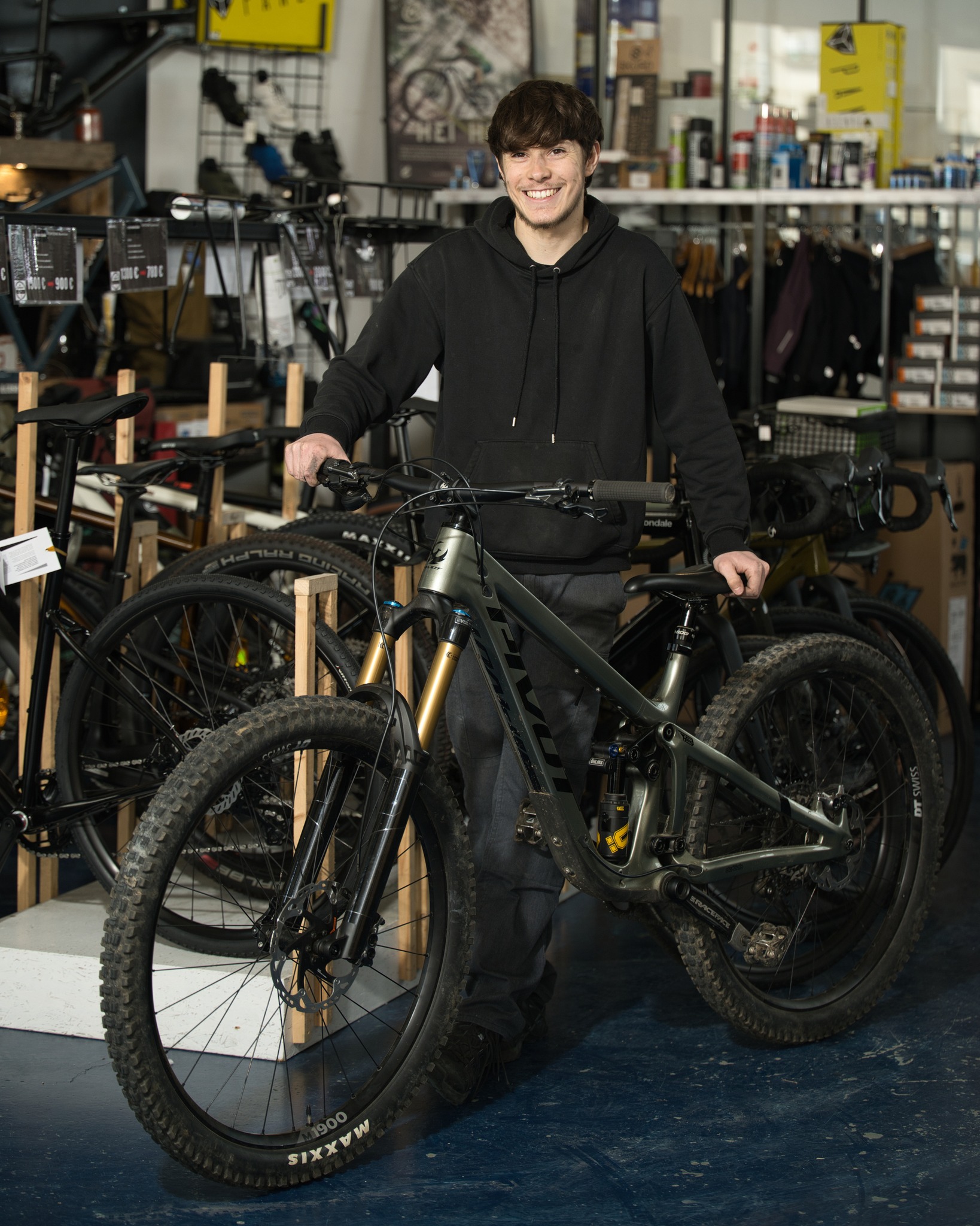 Le sourire, le conseil… et le bon vélo au bon moment 😊
On est là pour vous guider, que vous soyez débutant ou passionné.
Passez nous voir, on en discute !
📌 60 Bis Bd Pont Achard, 86000 Poitiers
📞 05 49 88 13 25
#lacycleriecafe #poitiers #velolife #serviceclient #cyclisme