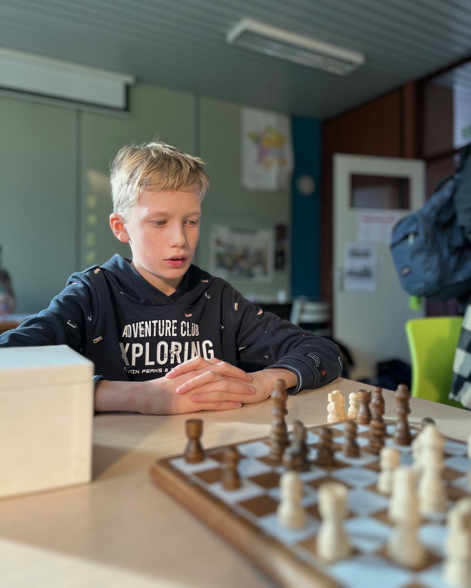 Onze allereerste editie van het Erasmus schaaktornooi zit erop – en wat voor één! ♟️
Het waren boeiende weken vol slimme strategieën, verrassende wendingen en spannende finales.
Leerlingen van het 1e tot en met het 6e jaar, samen met enkele leerkrachten, zorgden voor een fijne, sportieve sfeer en mooie partijen.
Maandag ging meneer De Lobel met de overwinning aan de haal, en op donderdag kroonde Brend (6WeWi) zich tot winnaar van zijn reeks. 🏆
Een dikke proficiat aan alle deelnemers! 👏