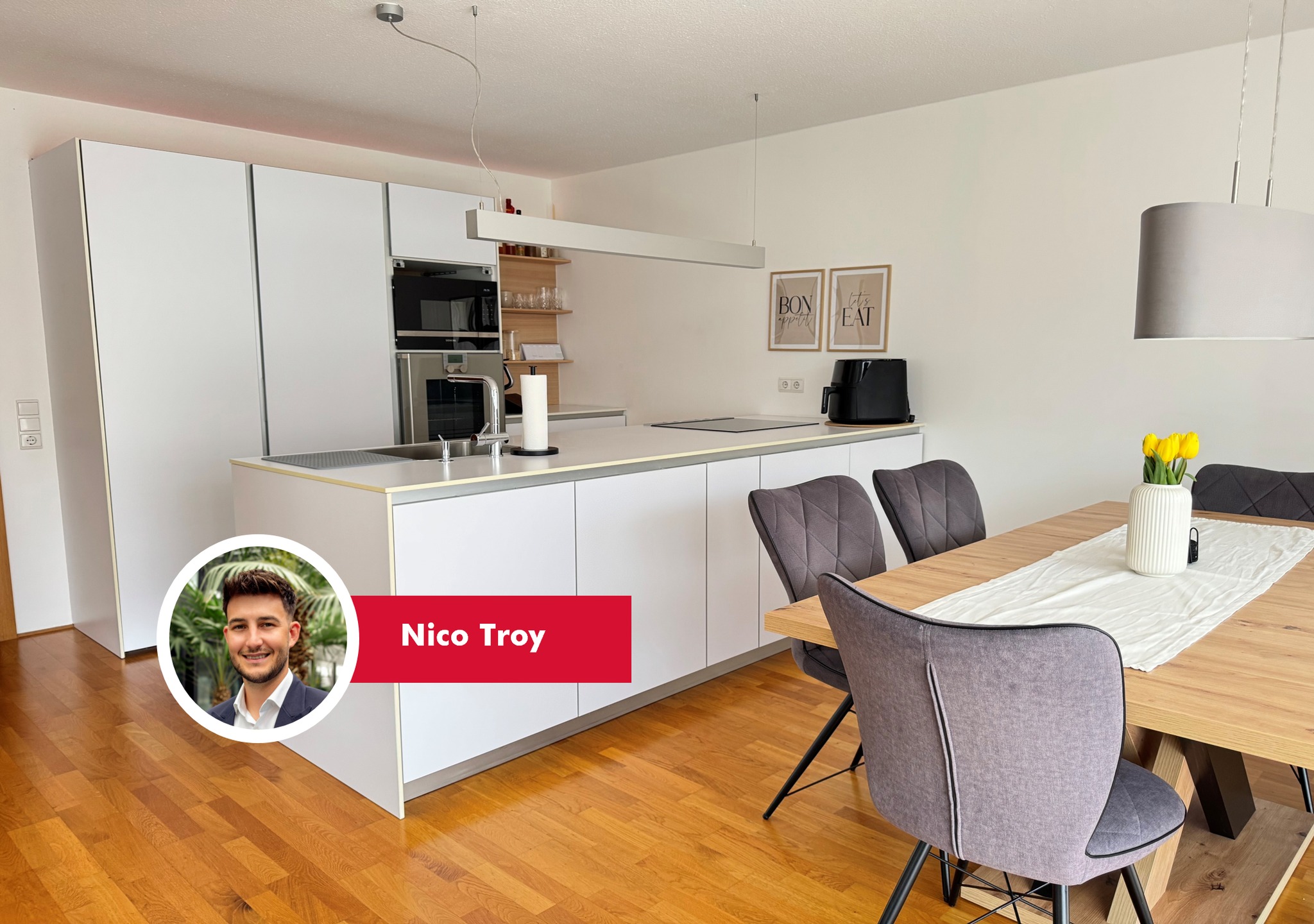 🏡 Moderne 4-Zimmer-Wohnung in zentraler Top-Lage in Lauterach zu verkaufen!
Ein Ort zum Wohlfühlen:
✨ 92 m² durchdachte Wohnfläche im 1. Obergeschoss
✨ Großzügiger Wohn-Ess-Kochbereich mit moderner Küche und Zugang zur 20 m² Südwest-Terrasse
✨ Drei flexible Zimmer – Raum für Familie, Arbeit oder Entspannung
✨ Badezimmer mit Fenster und Badewanne, separates WC
✨ Carport-Stellplatz und praktischer Abstellraum
📍 Perfekt angebunden:
Bahnhof und Einkaufsmöglichkeiten in Gehweite
Autobahn in 5 Minuten erreichbar
Naturerlebnis im Lauteracher Ried oder am Jannersee
🔔Besichtigungstermin vereinbaren und diese Immobilie entdecken!
Nico Troy direkt 📞 +43 664 8247126
✉ nico.troy@bb-immobilien.at
🌏https://www.bb-immobilien.at/eigentumswhg/bb-26-01161
#immobilien #realestate #lauterach #investment #vorarlberg #immobilienvorarlberg #eigenheim #wohneigentum #Terrasse #ImmobilieVorarlberg #LuxusWohnung #WohnenMitCharme #Traumimmobilie #Bodensee