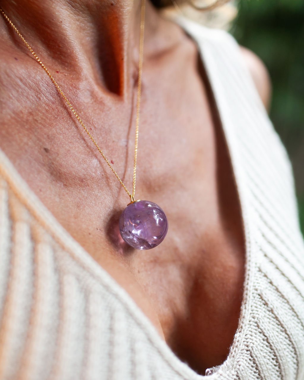 Uma joia diferente: moderna, essencial e cheia de significado. A esfera de ametista, pedra da intuição e da serenidade, ganha destaque na corrente de prata com banho de ouro amarelo. Para quem busca beleza com propósito e conexão interior. 💜
#Ametista #DesignContemporâneo #BelezaComSignificado #JoiasComAlma #ConexãoZen