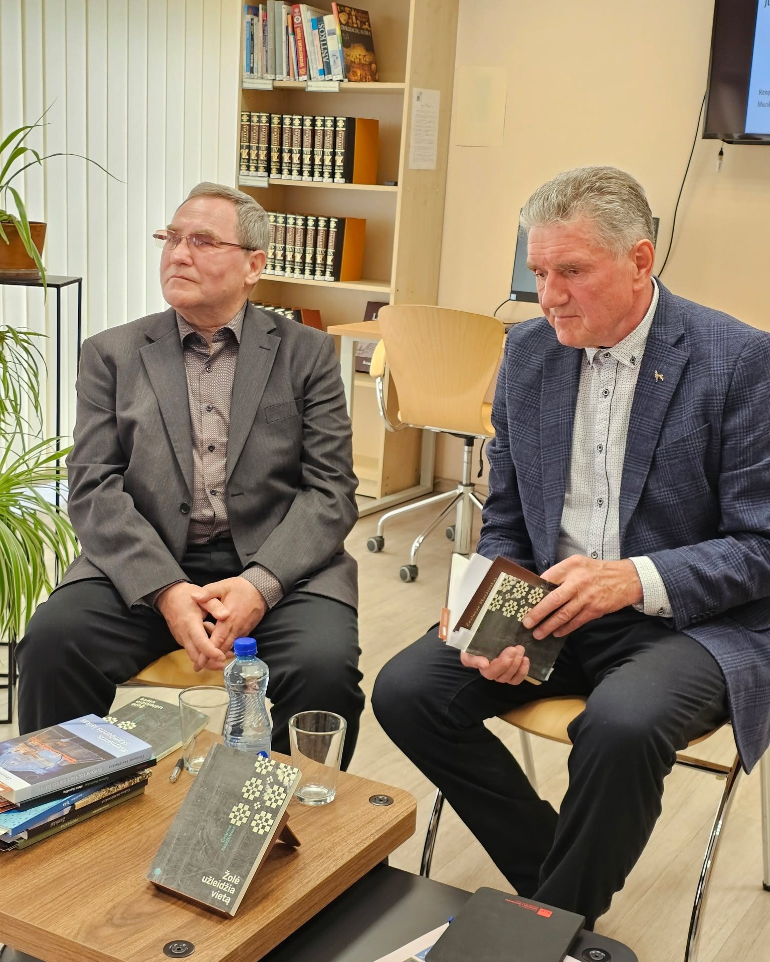 🌿Balandžio 29-ąją bibliotekoje buvo pristatyta naujausia poeto, eseisto, publicisto, Lietuvos rašytojų sąjungos nario Česlovo Skaržinsko poezijos knyga „Žolė užleidžia vietą“. Garbingą sukaktį šiais metais švęsiantį autorių susirinko pasveikinti gausus būrys bičiulių bei kūrybos gerbėjų.
🌿Renginį moderavo Petras Zurlys, muzikinę programą atliko Varėnos J. Čiurlionytės menų mokyklos mokinys Matas Bachovas kartu su tėčiu Dariumi, poeto eiles skaitė bibliotekininkė Miglita Kašėtienė, o kūrybinį kelią pristatė Renata Česnulevičienė.
🌿Tai pirmasis šios knygos pristatymas, džiaugiamės, kad jis vyko būtent Varėnoje - mieste, kuris Česlovui Skaržinskui kelia brangius prisiminimus ir sentimentus.
🌿Naujausią, kūrybinę brandą įprasminančią autoriaus knygą „Žolė užleidžia vietą“ jau visai netrukus galėsite rasti ir mūsų bibliotekoje.
#varėnosbiblioteka #varėnosviešojibiblioteka #renginiaivarėnoje #knygospritatymas #renginiaivarenoje #kūryba #naujosknygos #naujosknygos #poezija #skaržinskas