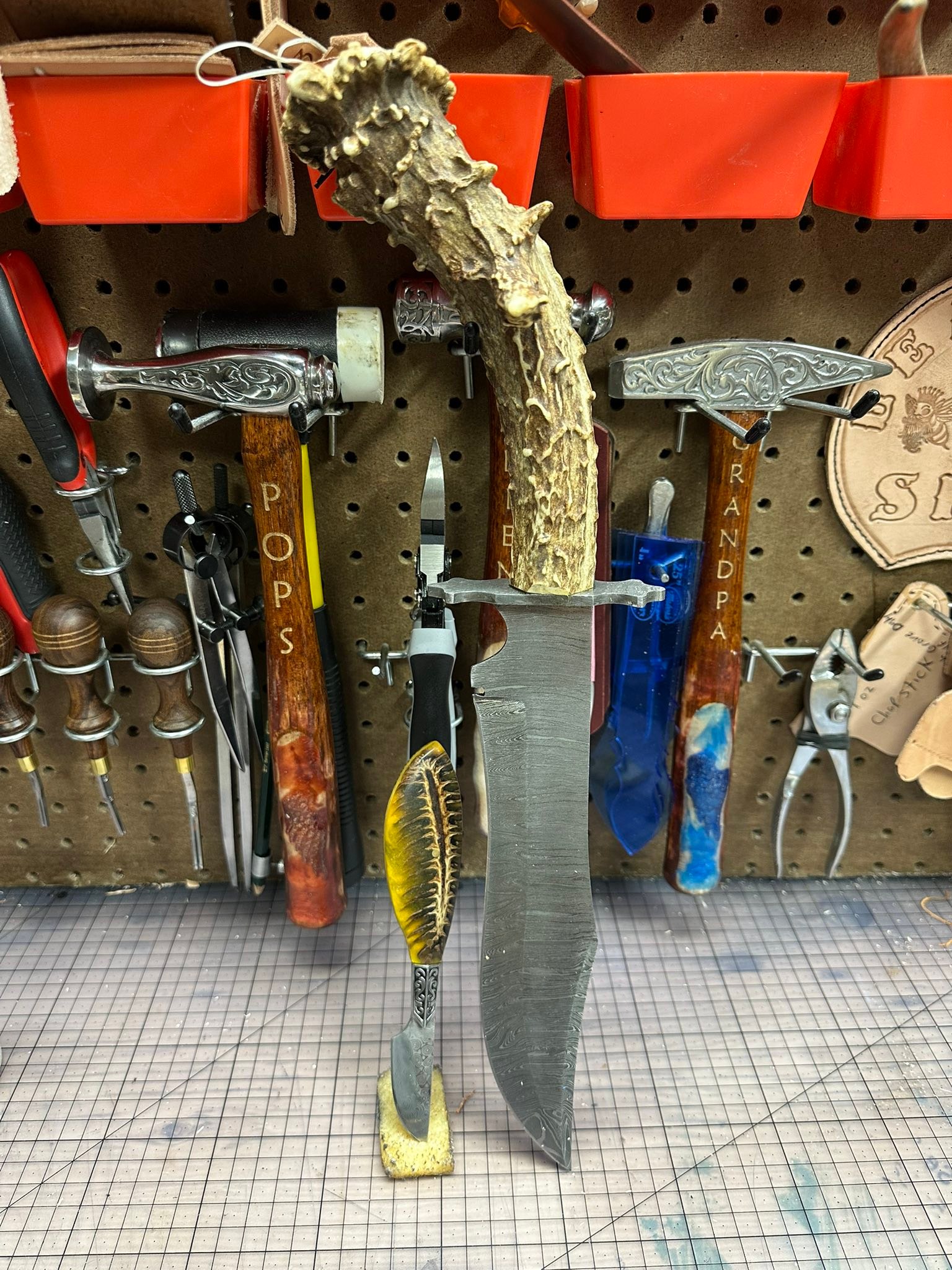Does size matter?
#askingforafriend
#nowthisisaknife
#leathershit