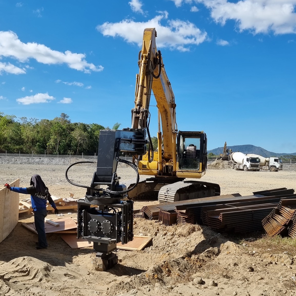 Built for stable performance on every drive.
S250 Vibro Hammer delivering smooth and efficient piling.
#VibroHammer #S250 #PileDriver #SUNJIN #KoreaManufacturer #Construction #floodcontrol #HeavyEquipment